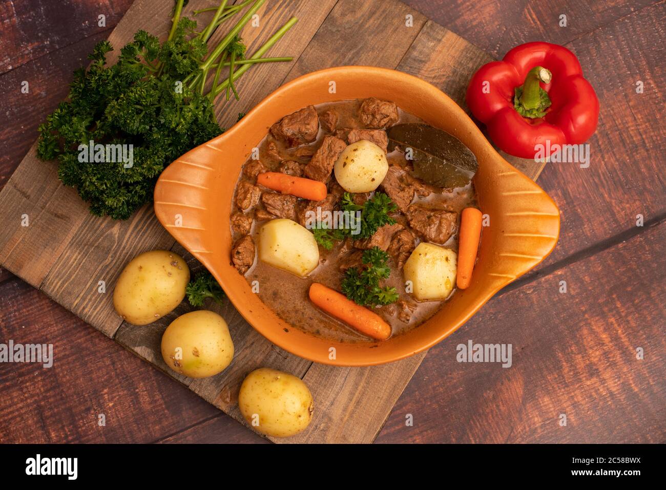 Hausgemachter Gulasch, Rind- und Gemüseeintopf Stockfoto