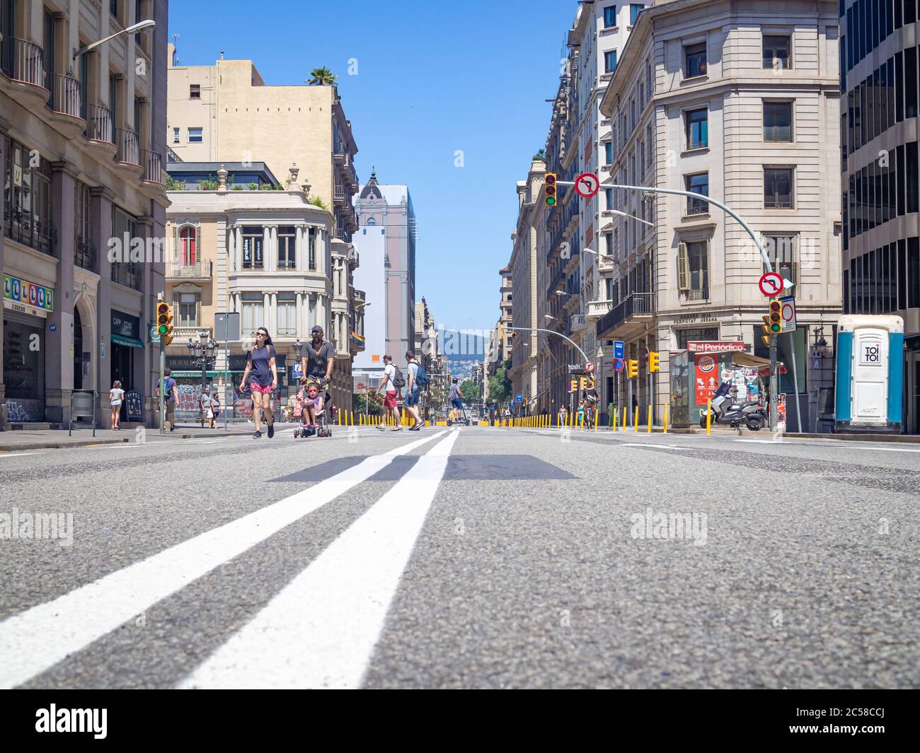 BARCELONA, SPANIEN-24. JUNI 2020: Via Laietana -- Hauptdurchgangsstraße in Barcelona, Katalonien, Spanien, im Ciutat Vella Bezirk während der Schleuse Covid-19 Stockfoto