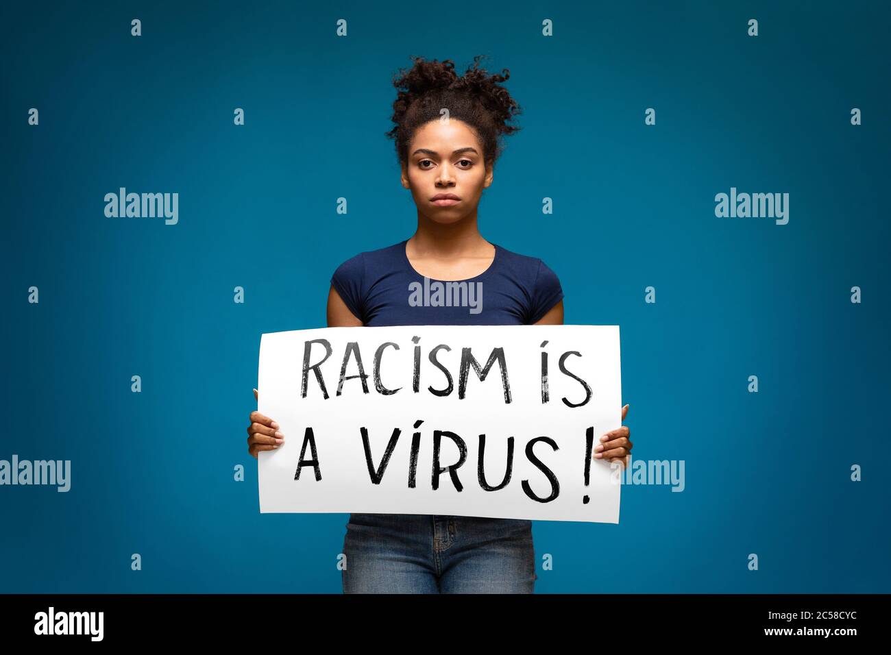 Schwarzes Mädchen hält Banner für Protest, Rassismus ist ein Virus Stockfoto
