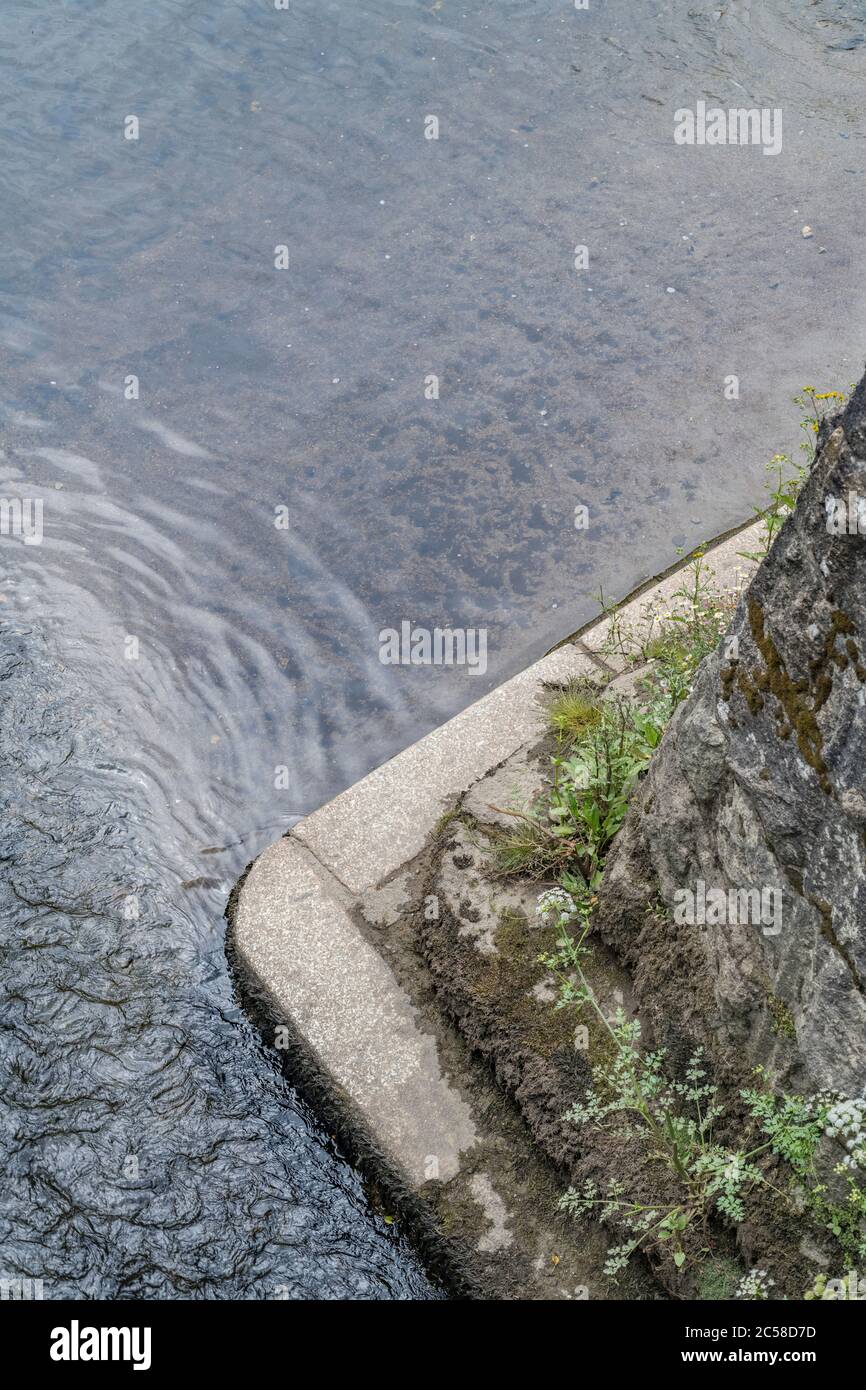 Wasser des Flusses Fowey fließt um Brücke Pier der alten gewölbten Steinbrücke bei Lostwithiel, Cornwall. Für starken Halt, Stabilität, festes Fundament. Stockfoto