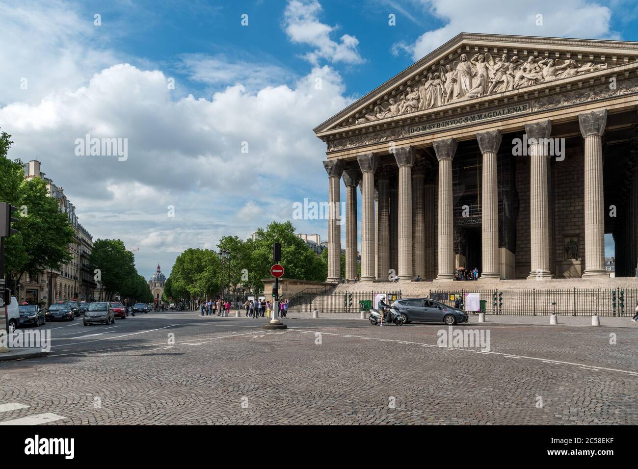 Die L'église de la Madeleine mit Touristen im Vordergrund und die Église Saint-Augustin im Hintergrund. Stockfoto