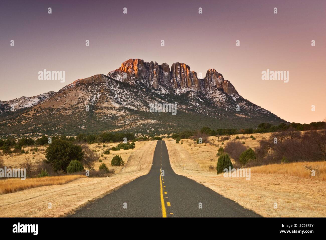 Sägezahn Berg bedeckt mit Schnee im Winter von der Autobahn 166 bei Sonnenaufgang in Davis Mountains, Texas, USA Stockfoto