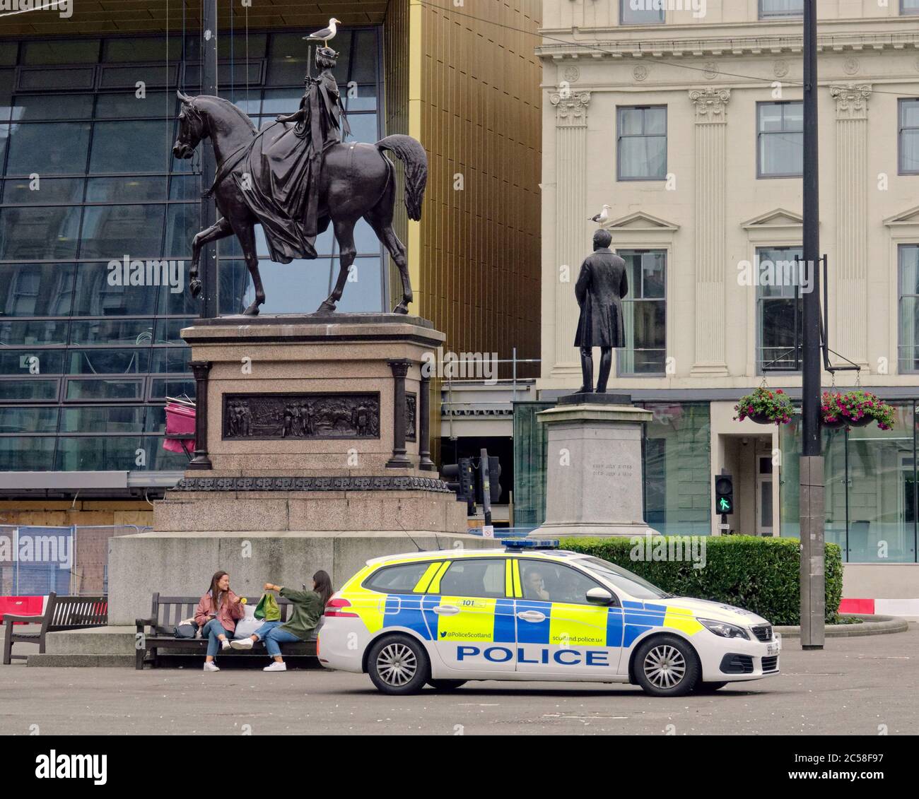 Glasgow, Schottland, Großbritannien 1. Juli 2020: Der kegelförmige Mann das ikonische Symbol der Stadt und ihre Bedeutungslosigkeit für das Establishment und oft Parodie aktuellen Themen nach mit Schildern, Masken usw. verziert, ist nicht mehr. Alle Verzierungen wurden entfernt, auch iit’s obligatorischer Kegelhut, da sein Fall von Gunst das Gesicht des Kriegsfürsten von Wellington enthüllt und selbst seine Position außerhalb des Museums für moderne Kunst ihm keine Zukunft bietet. Die robert Peel Statue unterhält noch eine Polizeipräsenz es George Platz. Quelle: Gerard Ferry/Alamy Live News Stockfoto