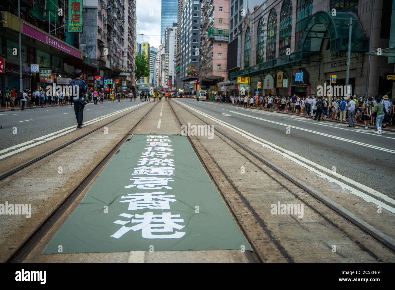 Ein Transparent mit der Aufschrift "Ich liebe Hongkong wirklich so verdammt" wurde von einem Protestierenden mitten auf einer belebten Straße hinterlassen.Tausende gingen zum 23. Jahrestag der Übergabe von Großbritannien an China auf die Straßen Hongkongs, um dem Polizeiverbot zu trotzen. Der Tag markiert auch den ersten Tag der Umsetzung des umstrittenen nationalen Sicherheitsgesetzes, das Peking auferlegt hat, und das viele als eklatanten Angriff auf die Menschenrechte in der Stadt sahen. Stockfoto