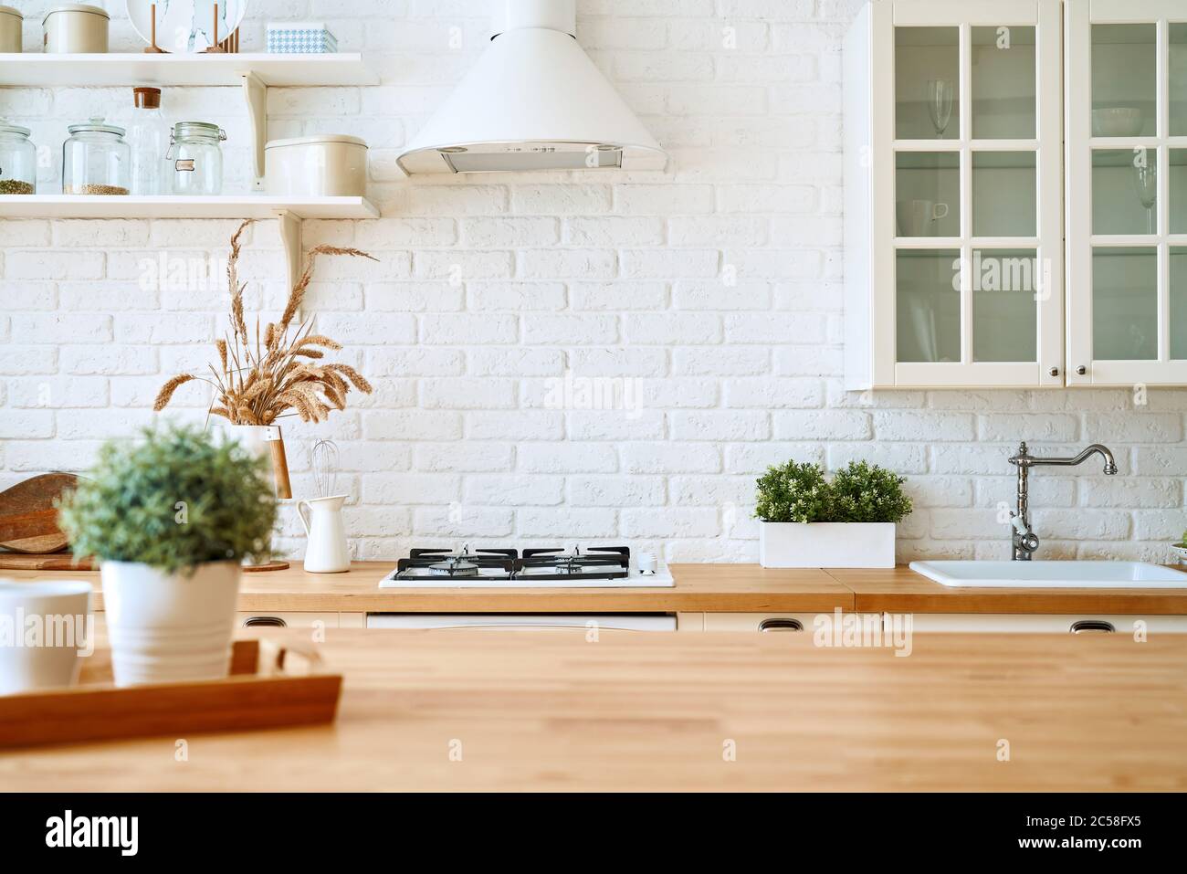 Küche Holztisch und Küche Blur Hintergrund Interieur Stil skandinavischen Stockfoto