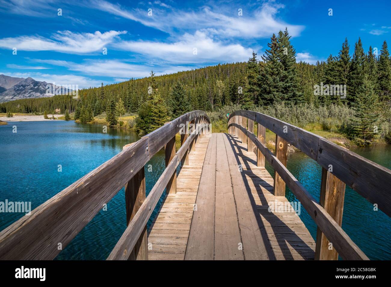 Wunderschöne Holzbrücke über Cascade Ponds mit Mount Astley im Hintergrund, Banff National Park, Alberta, Kanada Stockfoto