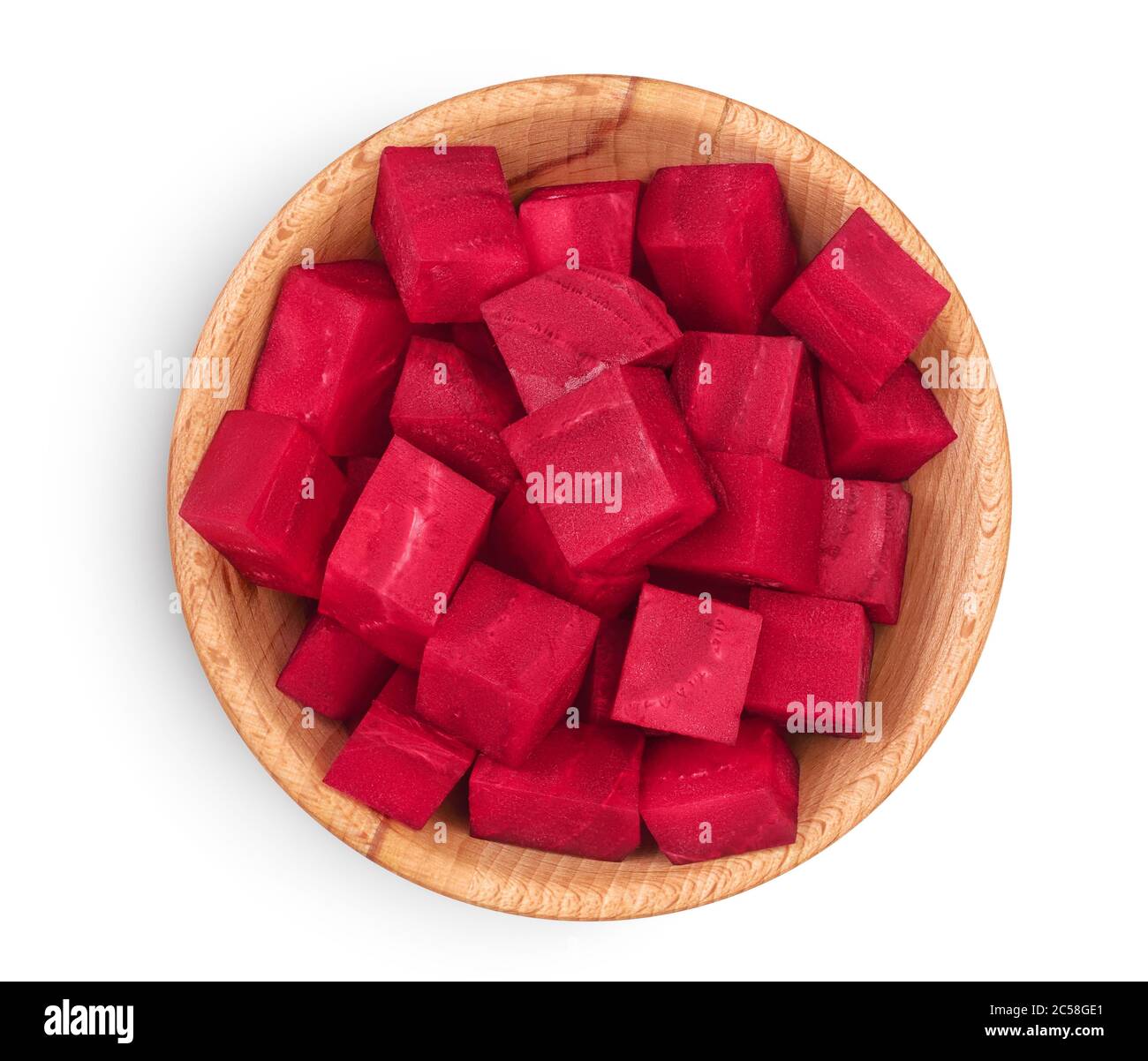 Rote Bete in Holzschale isoliert auf weißem Hintergrund mit Clipping Pfad und volle Tiefenschärfe gewürfelt. Draufsicht. Flach liegend Stockfoto