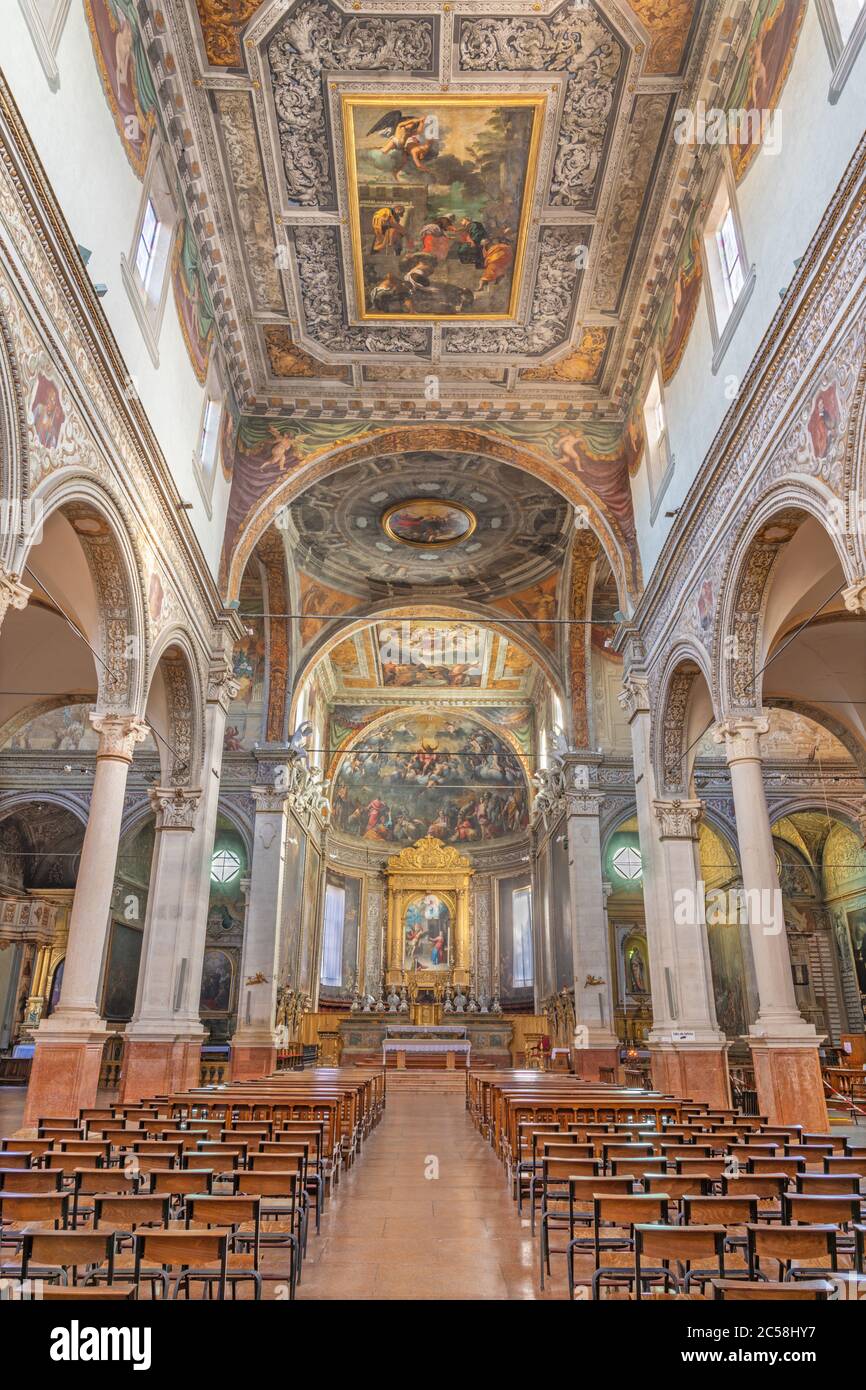 FERRARA, ITALIEN - 30. JANUAR 2020: Das Kirchenschiff der Kirche Chiesa di Santa Maria in Vado. Stockfoto