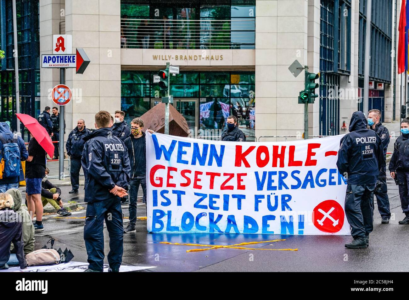 01.07.2020, Berlin, während in der Klingelhoferstraße die CDU-Zentrale von Greenpeace-Aktivisten mit schwarzen Tüchern blockiert wurde, fand vor dem Willy-Brandt-Haus, dem Parteihauptsitz des Koalitionspartners SPD, eine weitere Kohledemonstration statt. Mit dieser Kampagne wollen die Demonstranten auf schmutzige Kohleabkommen der Großen Koalition mit der Kohleindustrie aufmerksam machen, die die Einhaltung des Pariser Klimaabkommens in Frage stellen. Foto eines Transparents mit der Aufschrift: "WENN KOHLEGESETZE SCHEITERN, IST ZEIT FÜR BLOCKIERUNG". Weltweit eingesetzt Stockfoto