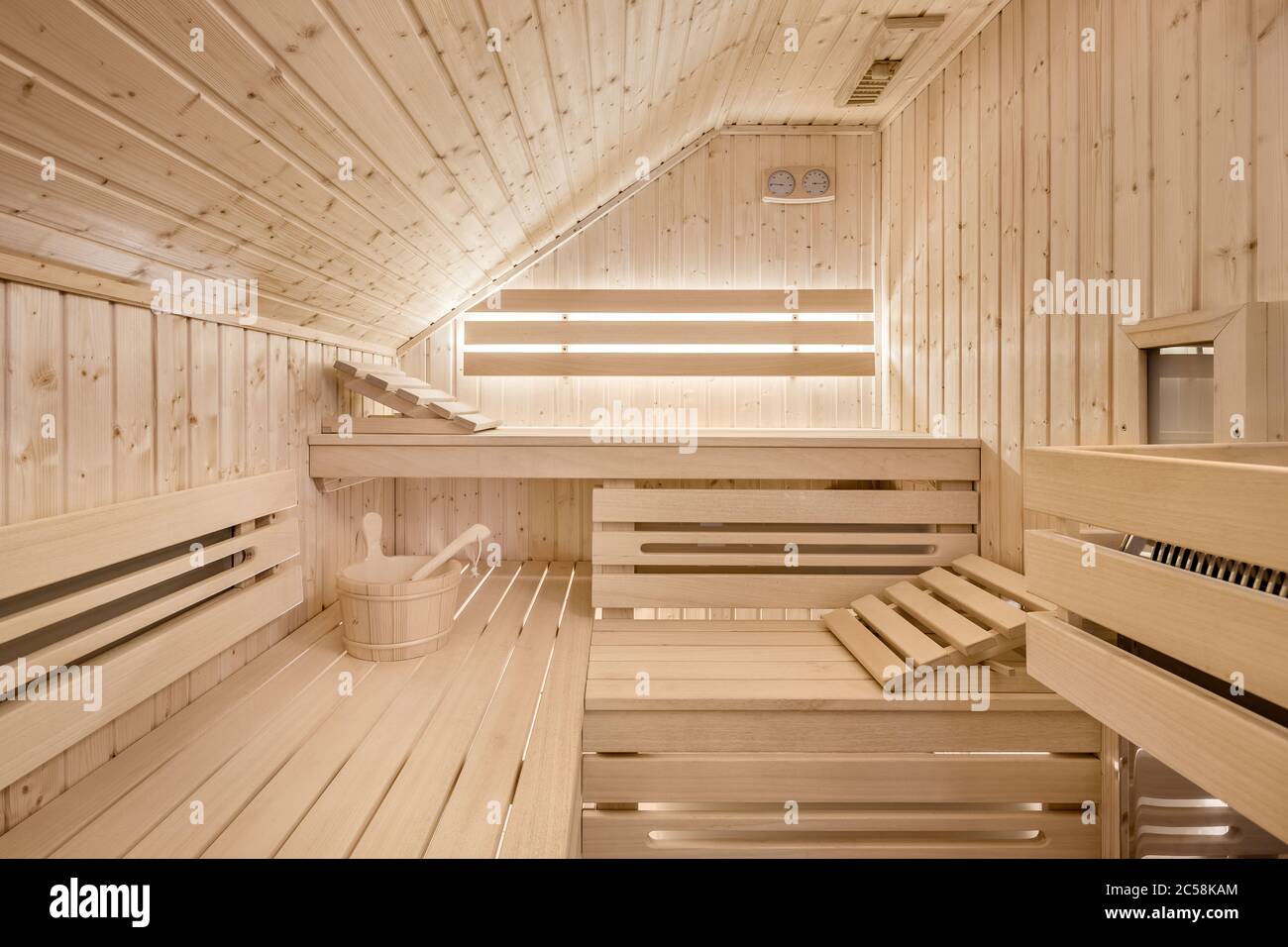 Luxuriöse, finnische Sauna aus Holz im Dachgeschoss eines modernen Hauses Stockfoto