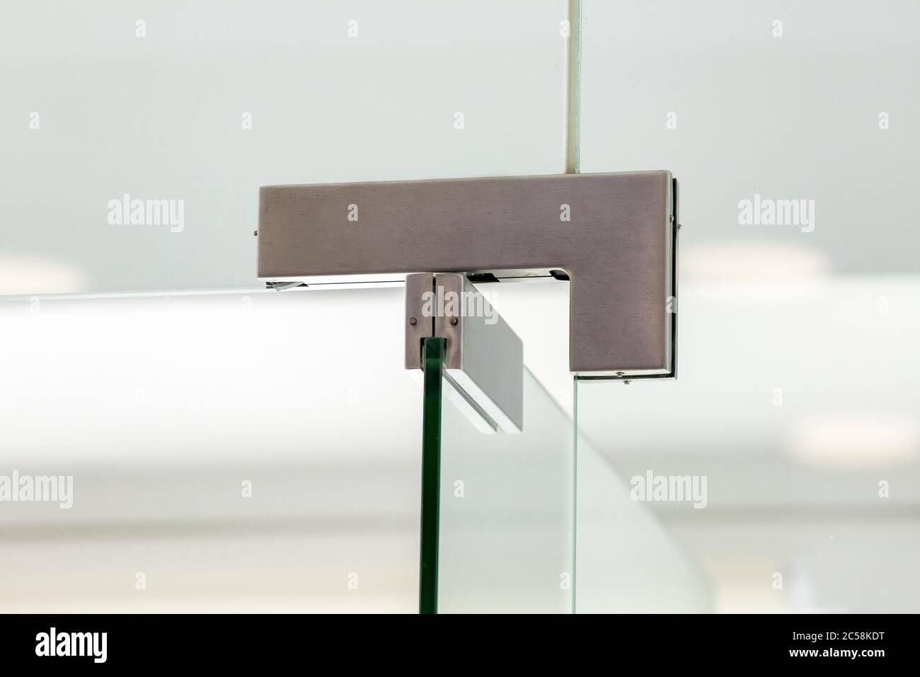 Glastür Scharniere zum Büro, Nahaufnahme von klappbaren Zubehör der  transparenten Trennwände Stockfotografie - Alamy