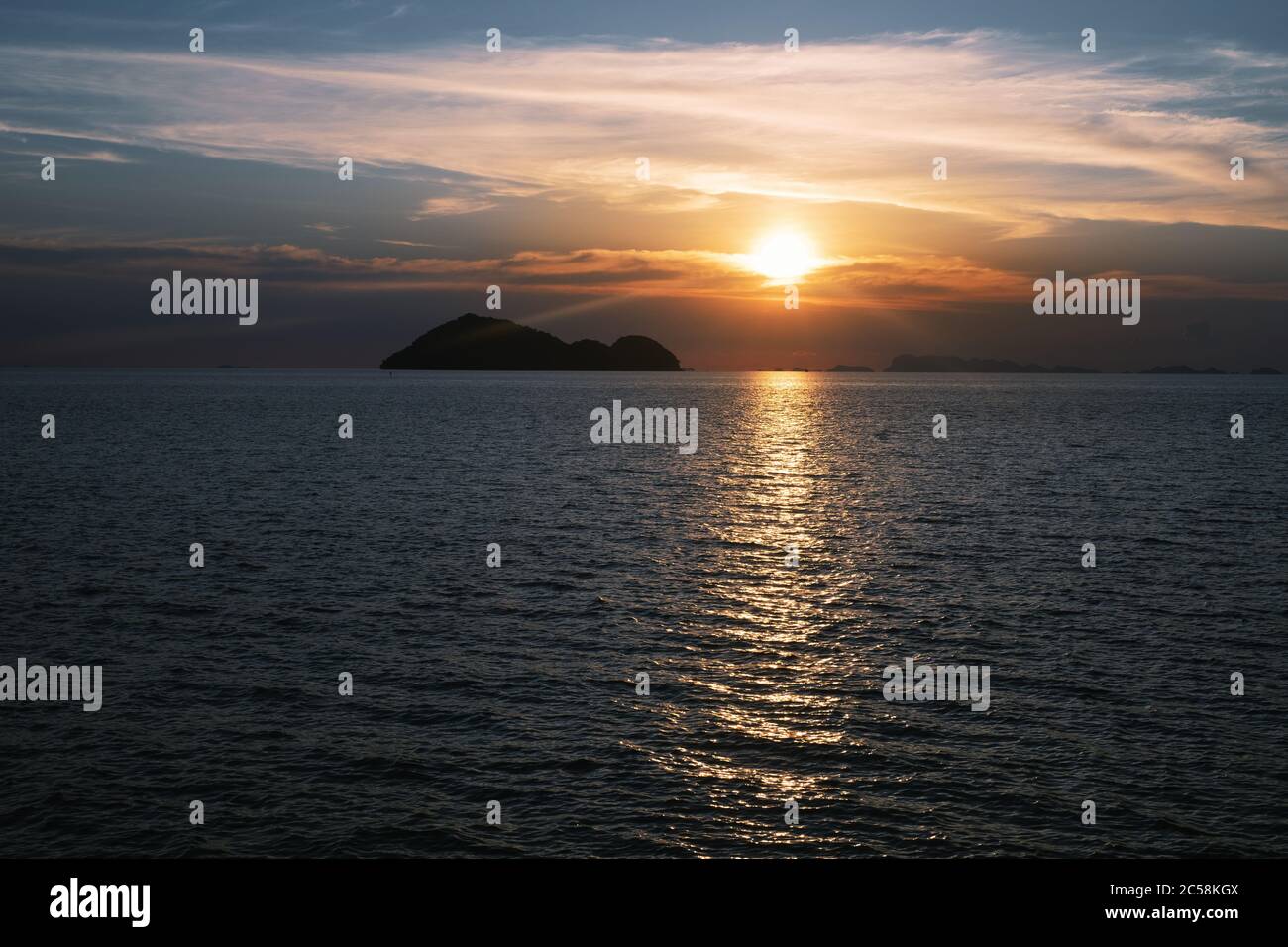 Entspannende Meereslandschaft mit weiten Horizont des Himmels und des Meeres Stockfoto