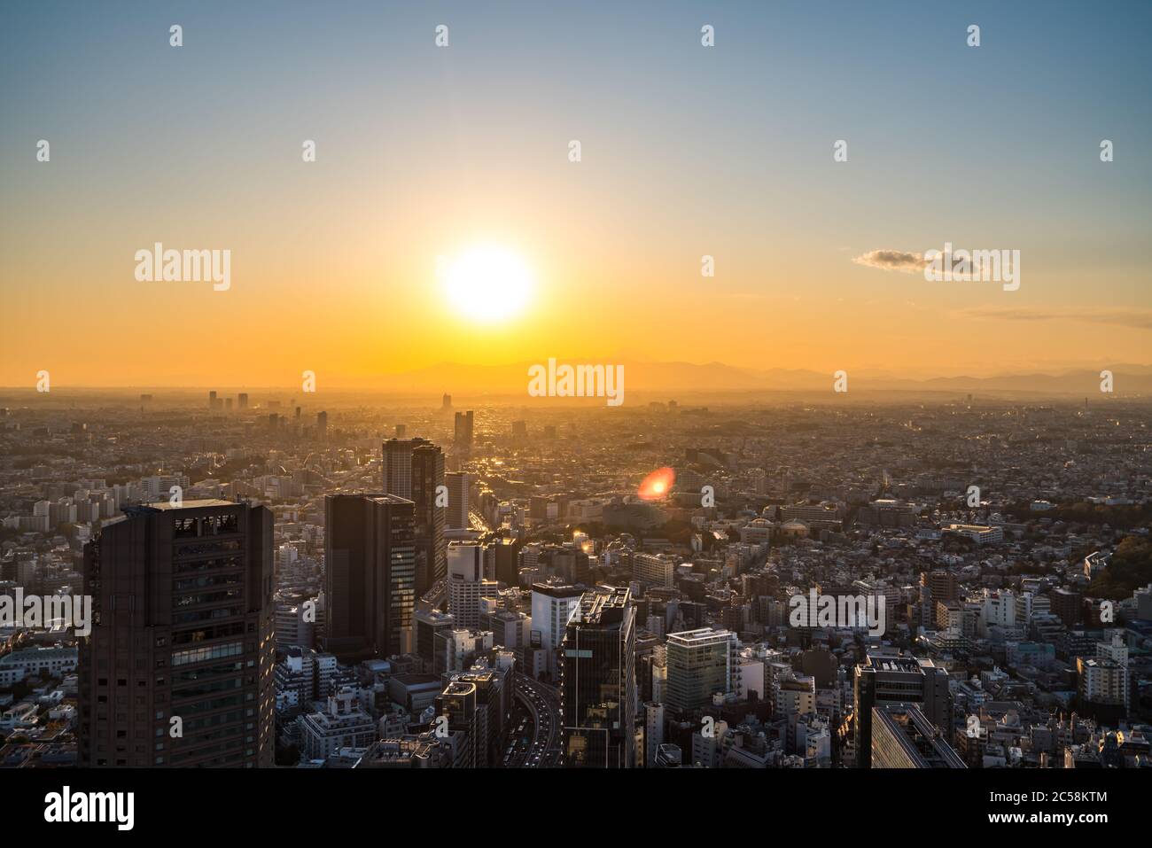 Tokio, Japan - 16. November 2019: Shibuya Scramble Square wurde im November 2019 in Shibuya, Tokio, Japan eröffnet. Auf dem Dach kann man 'Shibuya Sky' Charg nehmen Stockfoto