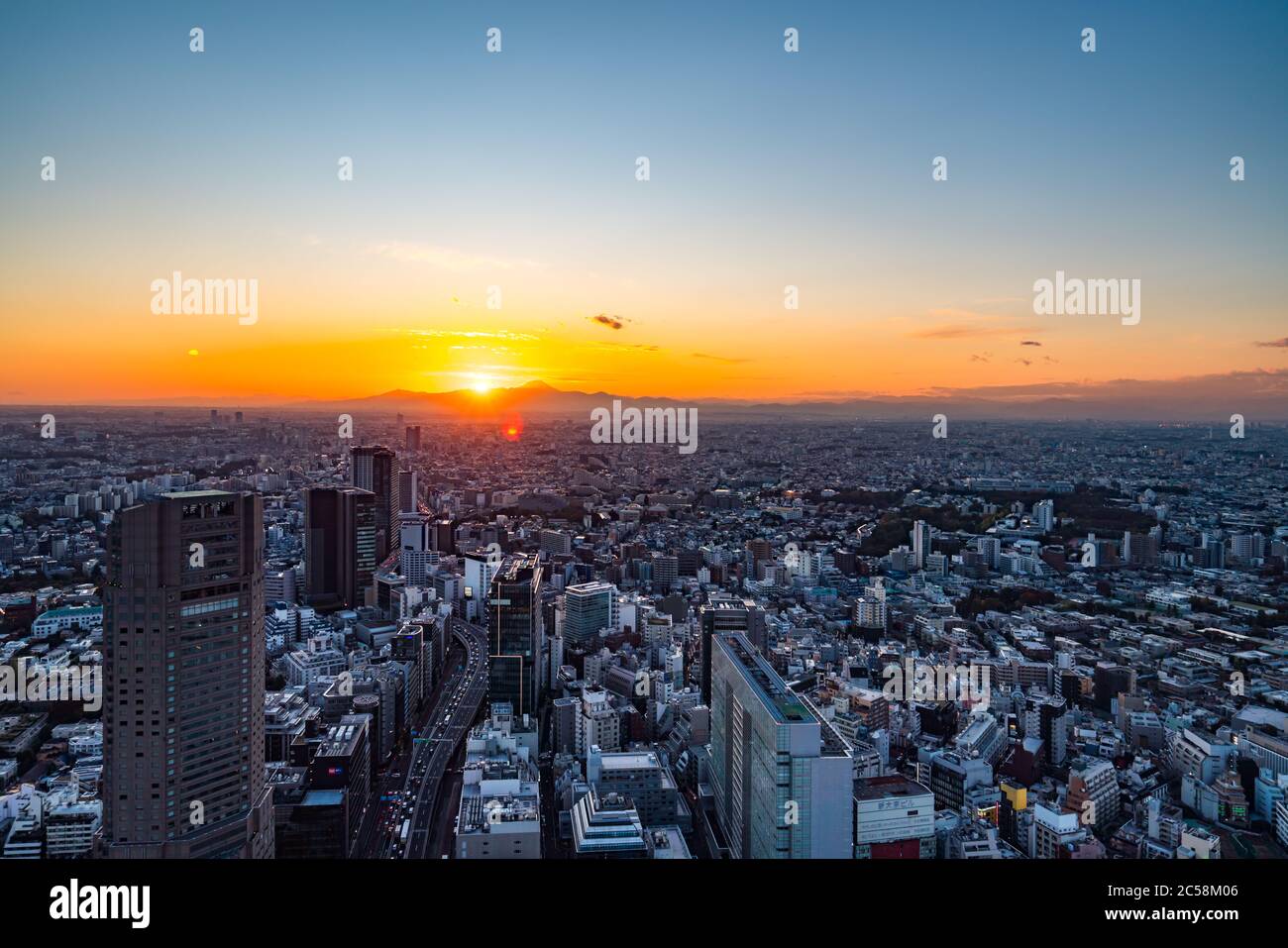 Tokio, Japan - 16. November 2019: Shibuya Scramble Square wurde im November 2019 in Shibuya, Tokio, Japan eröffnet. Auf dem Dach kann man 'Shibuya Sky' Charg nehmen Stockfoto