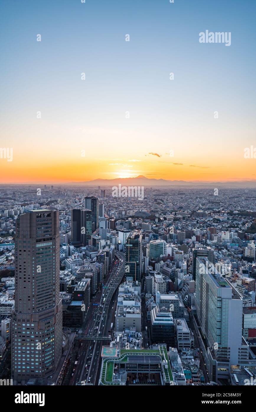 Tokio, Japan - 16. November 2019: Shibuya Scramble Square wurde im November 2019 in Shibuya, Tokio, Japan eröffnet. Auf dem Dach kann man 'Shibuya Sky' Charg nehmen Stockfoto