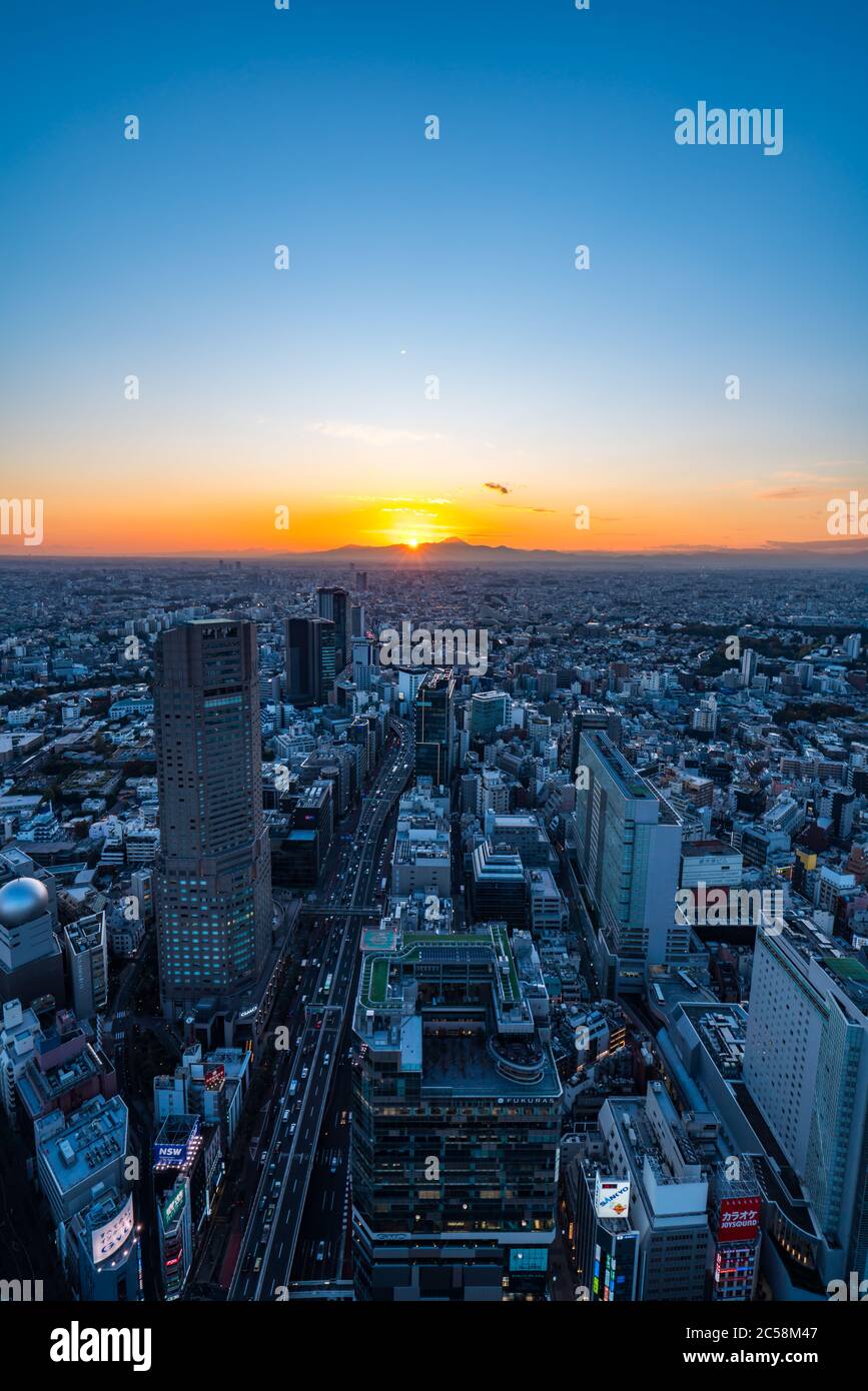 Tokio, Japan - 16. November 2019: Shibuya Scramble Square wurde im November 2019 in Shibuya, Tokio, Japan eröffnet. Auf dem Dach kann man 'Shibuya Sky' Charg nehmen Stockfoto