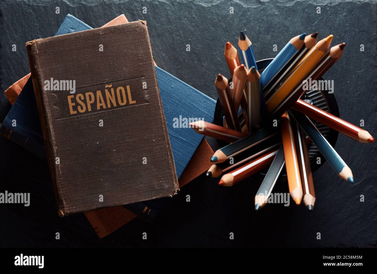 Lernen Sie Spanisch Konzept. Alte Bücher und Bleistifte Stockfoto
