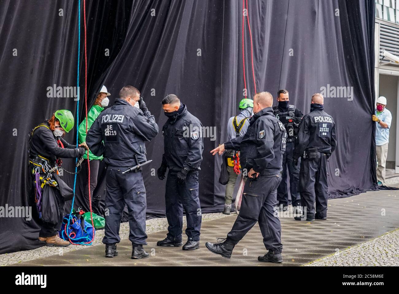 Berlin, Deutschland. Juli 2020. 01.07.2020, Berlin, Greenpeace-Aktivisten haben das Konrad-Adenauer-Haus, das CDU-Bundesbüro in der Klingelhoferstraße, in schwarzem Tuch bedeckt. Mit dieser Kampagne will die gemeinnützige Organisation auf schmutzige Kohlegeschäfte der Großen Koalition mit der Kohleindustrie aufmerksam machen, die die Einhaltung des Pariser Klimaabkommens in Frage stellen. Quelle: dpa/Alamy Live News Stockfoto