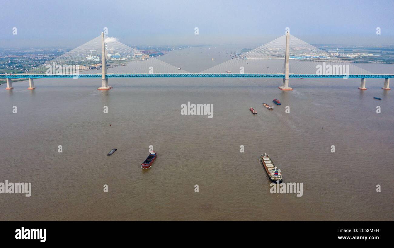 Zhangjiagang. Juli 2020. Luftaufnahme vom 1. Juli 2020 zeigt eine Brücke, die Nantong und Zhangjiagang über den Jangtse-Fluss in der ostchinesischen Provinz Jiangsu verbindet. Die Straße-Schiene-Kabel-blieb Brücke mit der weltweit längsten Spannweite öffnete sich für den Verkehr in Ostchina Jiangsu Provinz Mittwoch. Die 11,072 Meter lange Brücke über den Jangtze, Chinas längstem Fluss, verbindet Nantong und Zhangjiagang, zwei Städte in Jiangsu. Es hat eine sechsspurige Schnellstraße auf dem Oberdeck und vier Gleise auf der unteren Ebene. Quelle: Li Bo/Xinhua/Alamy Live News Stockfoto