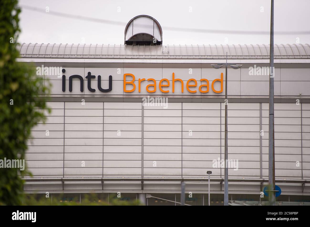 Glasgow, Schottland, Großbritannien. Juli 2020. Im Bild: Das Intu Braehead Einkaufszentrum in Glasgow. Der Einkaufszentrum-Gigant Intu ist in die Verwaltung eingetreten und stellt Tausende von Arbeitsplätzen in Frage, da er in Schulden von £4.5 Milliarden sitzt. Intu kämpfte noch bevor die Coronavirus (COVID19) Krise geschah, die Sichtung der Art und Weise Kunden anders einkaufen kombiniert mit dem sinkenden Wert seiner Einkaufszentren hat den letzten Nagel in den Sarg gelegt. Quelle: Colin Fisher/Alamy Live News Stockfoto