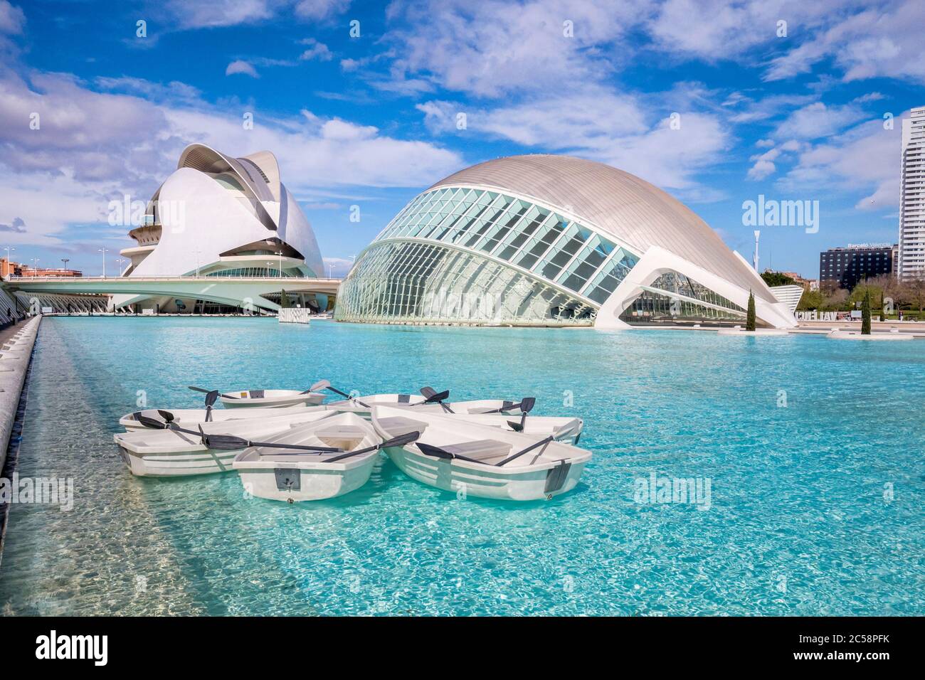 3. März 2020: Valencia, Spanien - Ruderboote auf dem See vor dem Hemisferic IMAX Kino in der Stadt der Künste und Wissenschaften in Valencia. Im b Stockfoto 3. März 2020: Valencia, Spanien - Ruderboote auf dem See vor dem Hemisferic IMAX Kino in der Stadt der Künste und Wissenschaften in Valencia. Im b Stockfoto