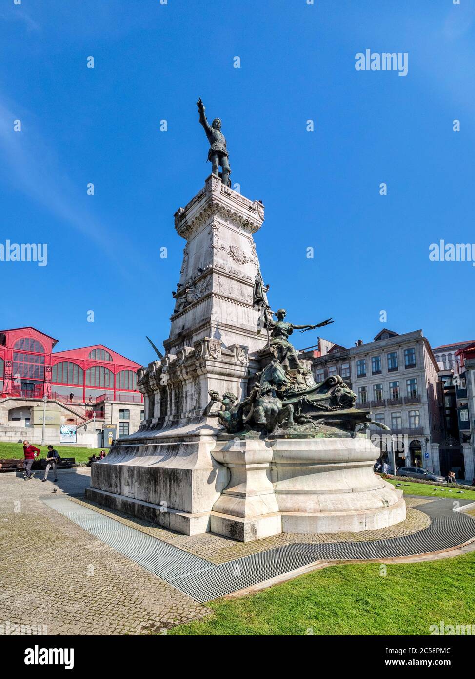 10. März 2020: Porto, Portugal - die Statue des Infante Dom Henrique oder Prinz Heinrich der Seefahrer auf dem Platz und Gärten nach ihm benannt, in Porto. Stockfoto