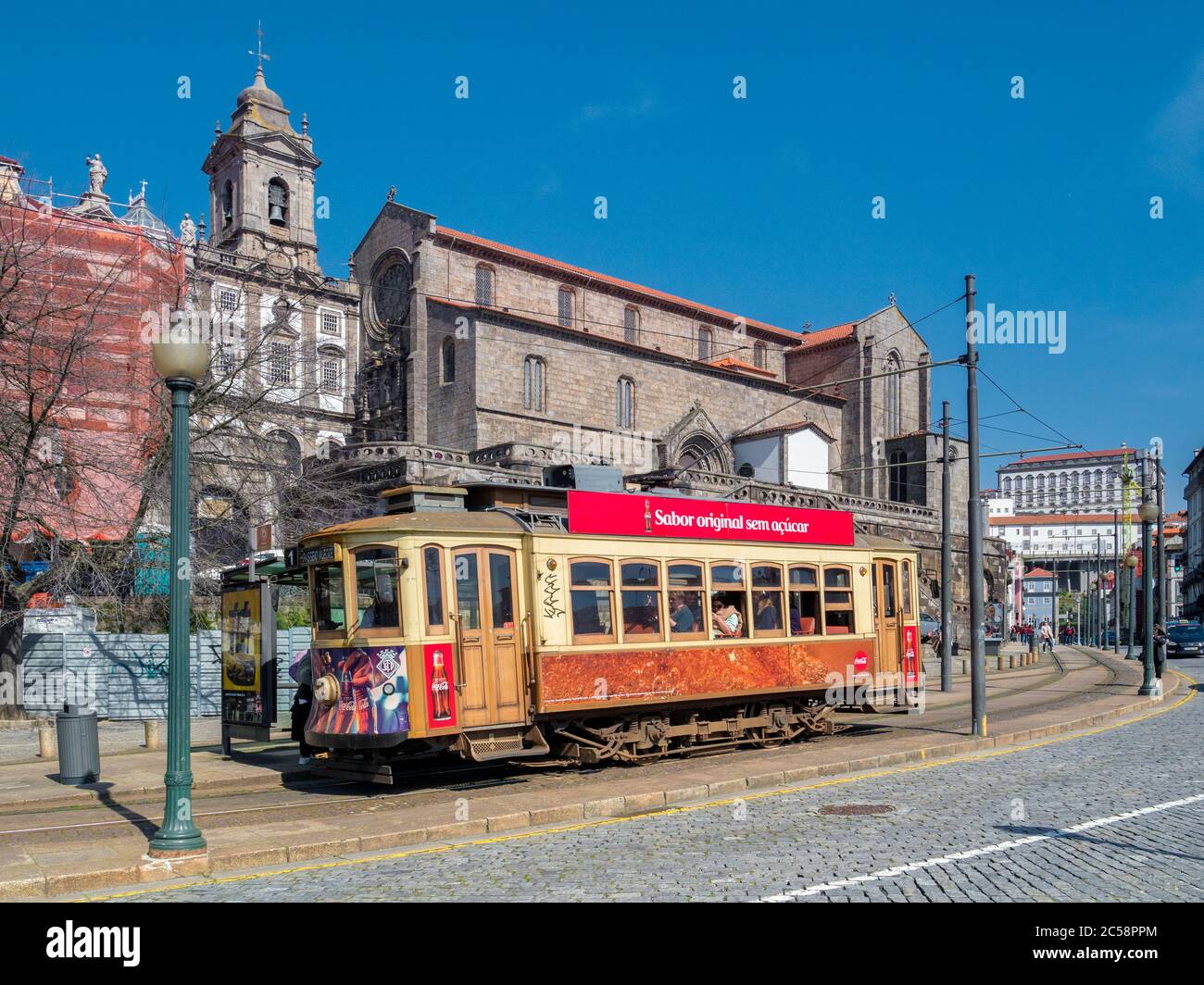 10. März 2020: Porto, Portugal - Vintage-Straßenbahn an der Endstation Infante, vor der Kirche des heiligen Franziskus in Porto. Stockfoto