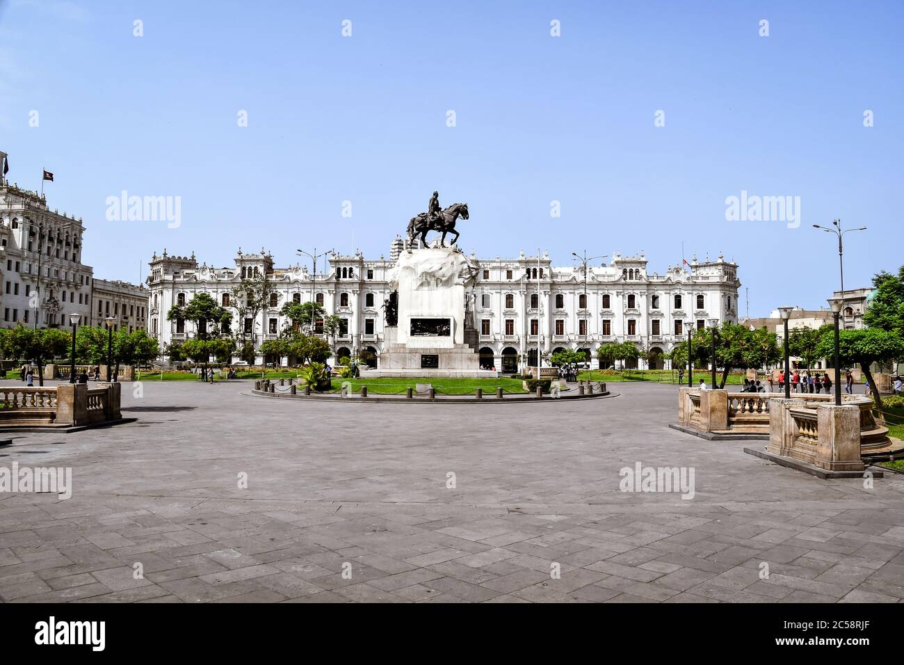 Lima, Peru 2020-03-02: Plaza San Martin an sonnigen Tag mit Denkmal von Jose de San Martin gegen blauen Himmel Stockfoto