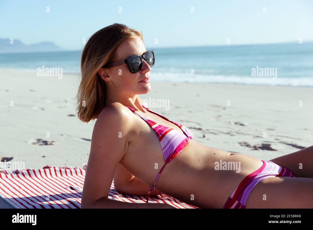 Schöne Frau, Sonnenbaden am Strand Stockfoto