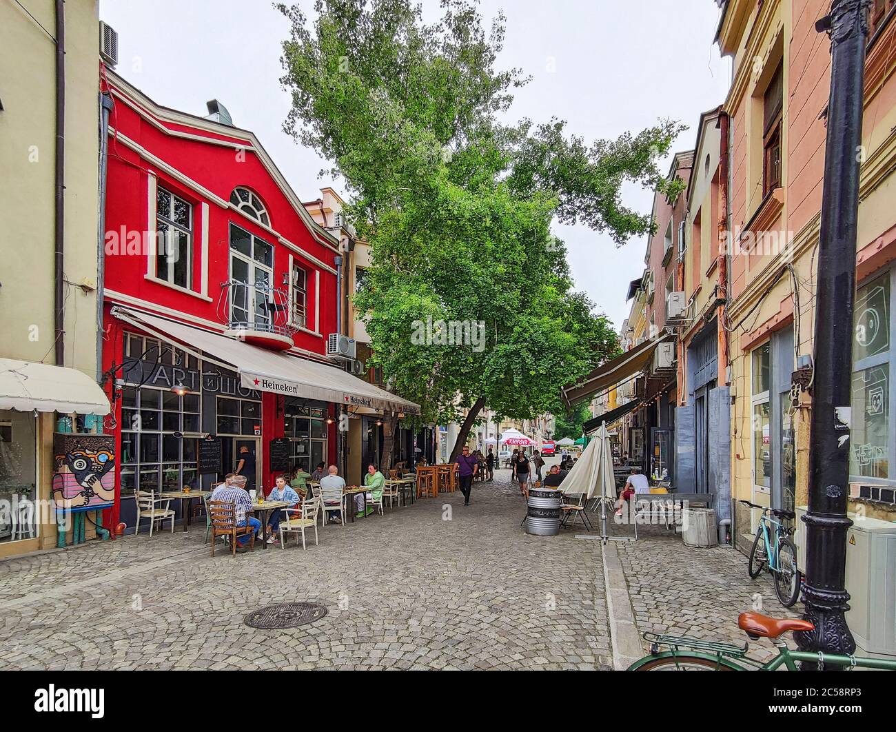 PLOVDIV, BULGARIEN - 19. MAI 2020: Typische Straße und Häuser in der Fußgängerzone der Stadt Plovdiv, Bulgarien Stockfoto