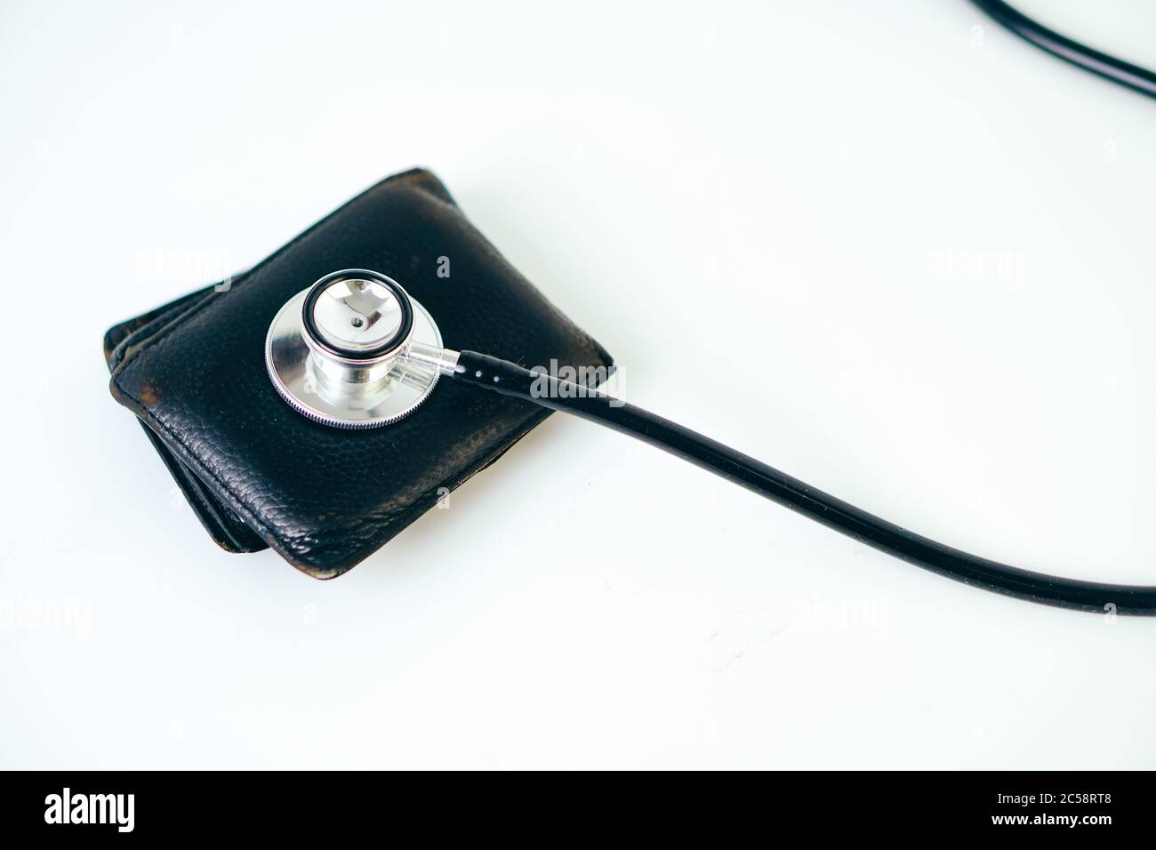 Diagnose der Finanzsituation mit Stethoskop und Geldbörse Stockfoto