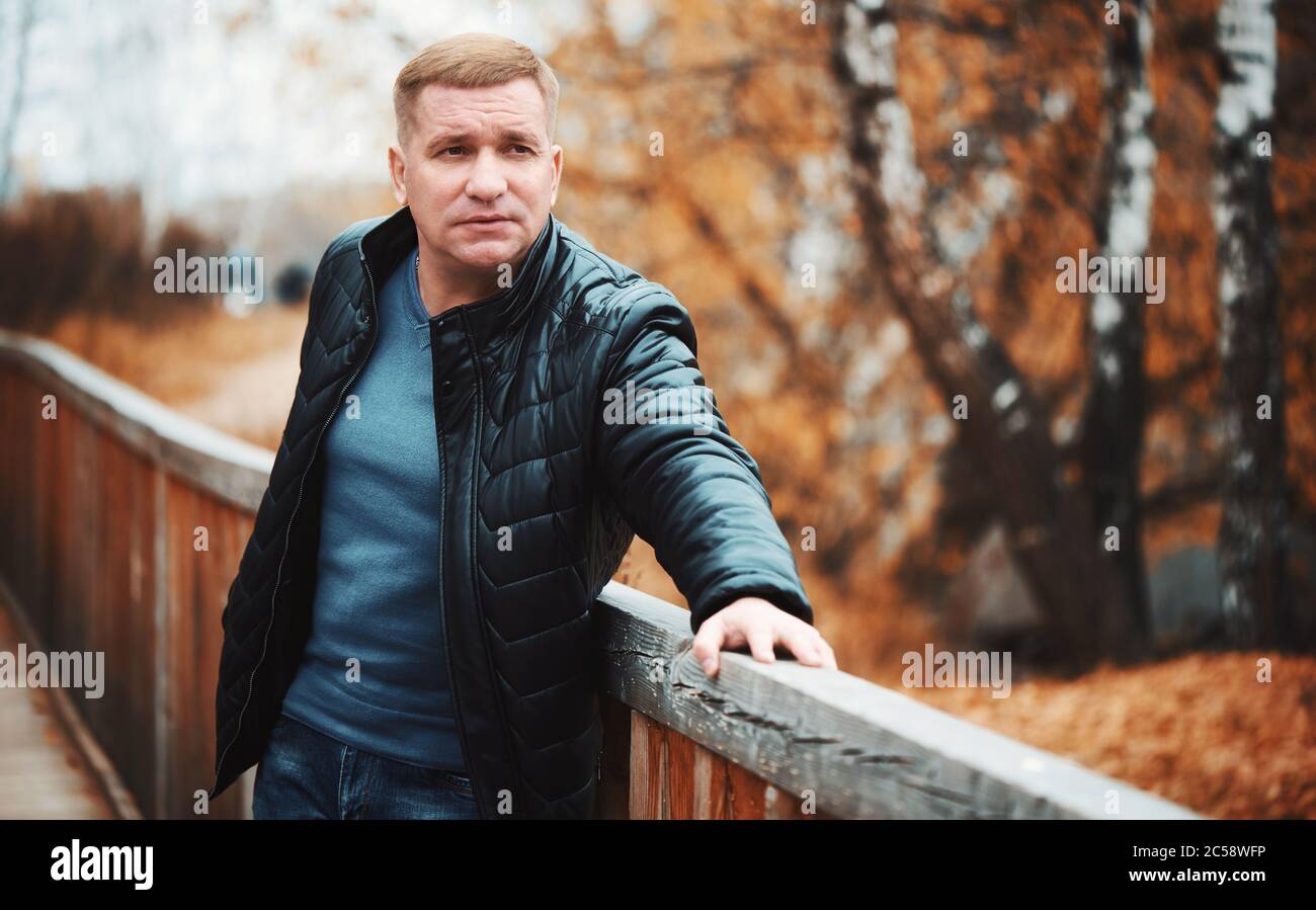 40 Jahre alter Mann im Herbstpark. Außenportrait Stockfoto