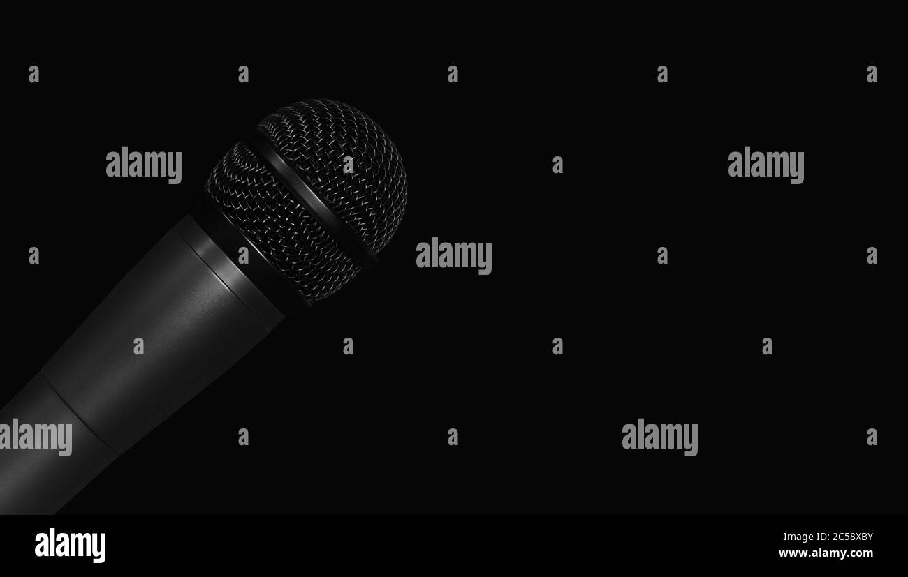 Studio Mikrofon für die Aufnahme von Stimme über schwarzen Hintergrund. Clipping-Pfad enthalten Stockfoto