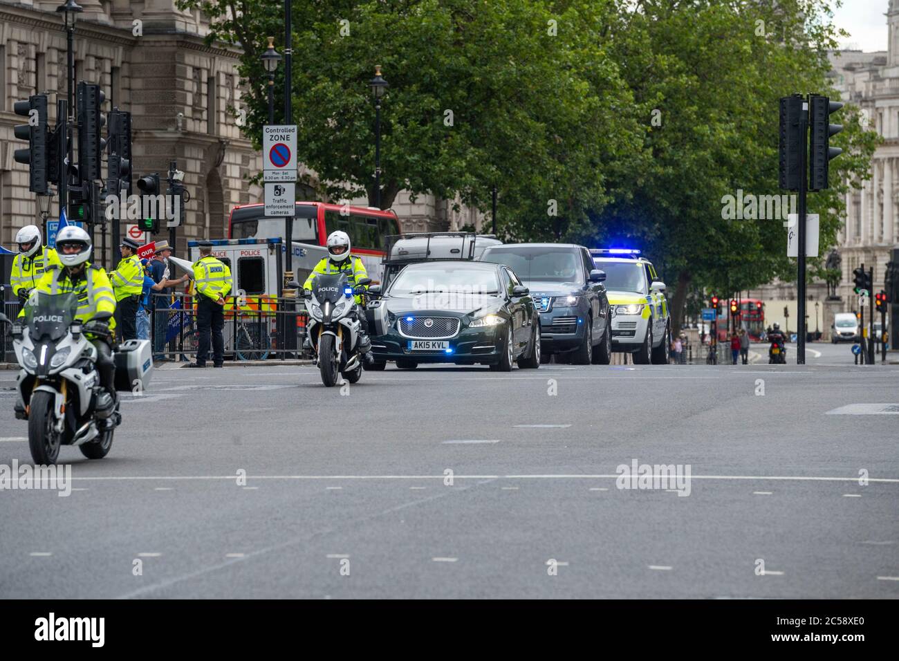 London, Großbritannien. Juli 2020. Boris Johnson, MP-Premierminister, kommt mit erhöhter Sicherheit im Unterhaus an. Demonstranten auf dem Bürgersteig wurden mehrere Meter vom Eingang entfernt gehalten und der Bürgersteig auf der anderen Straßenseite wurde abgedichtet. Kredit: Ian Davidson/Alamy Live Nachrichten Stockfoto