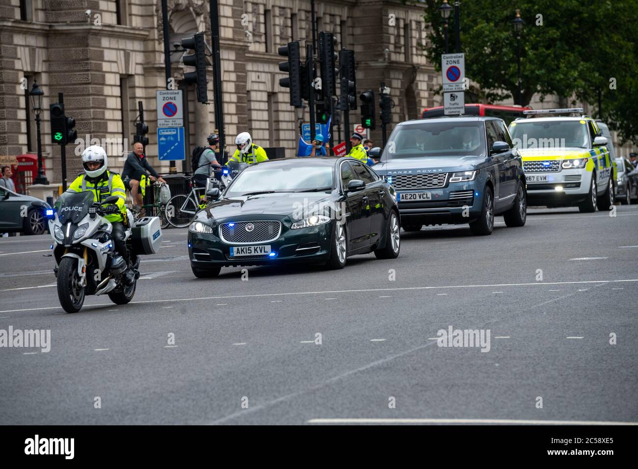 London, Großbritannien. Juli 2020. Boris Johnson, MP-Premierminister, kommt mit erhöhter Sicherheit im Unterhaus an. Demonstranten auf dem Bürgersteig wurden mehrere Meter vom Eingang entfernt gehalten und der Bürgersteig auf der anderen Straßenseite wurde abgedichtet. Kredit: Ian Davidson/Alamy Live Nachrichten Stockfoto