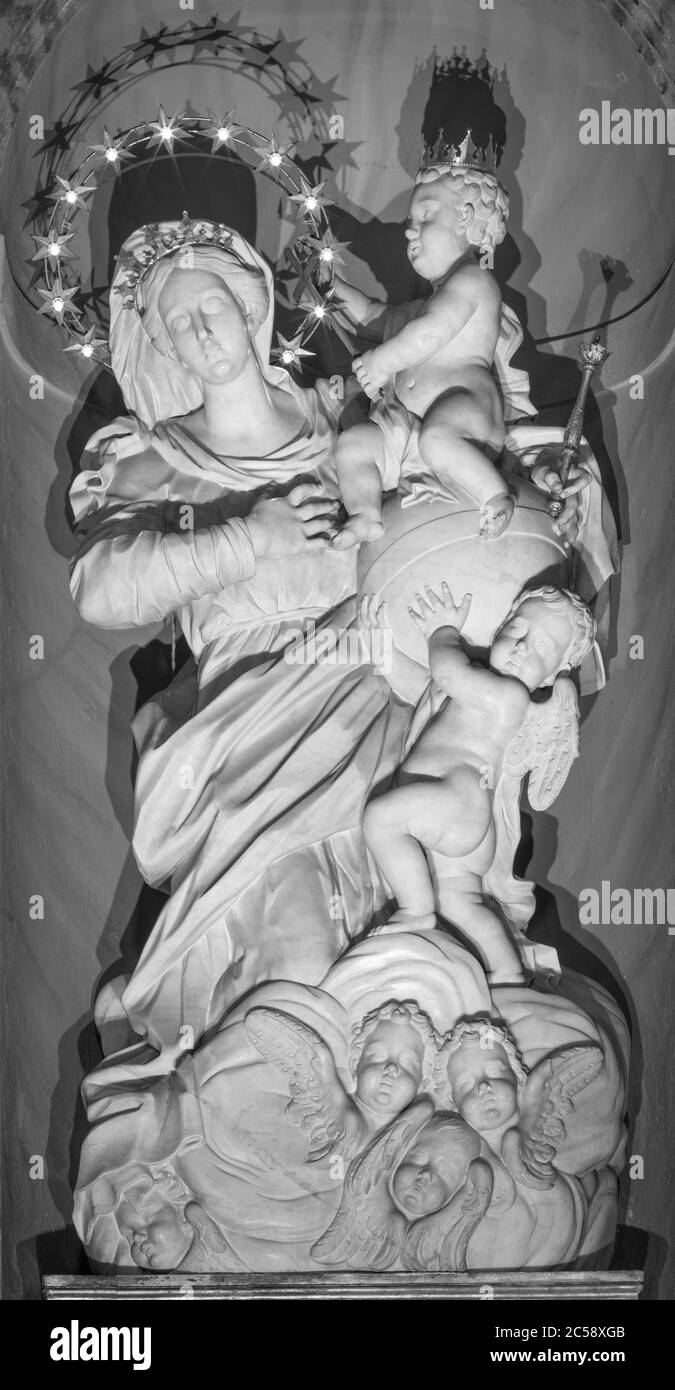 RAVENNA, ITALIEN - 28. JANUAR 2020: Die Marmorstatue der Madonna in der Kirche Chiesa di Santa Maria Maggiore von Giovanni Toschini (1711). Stockfoto