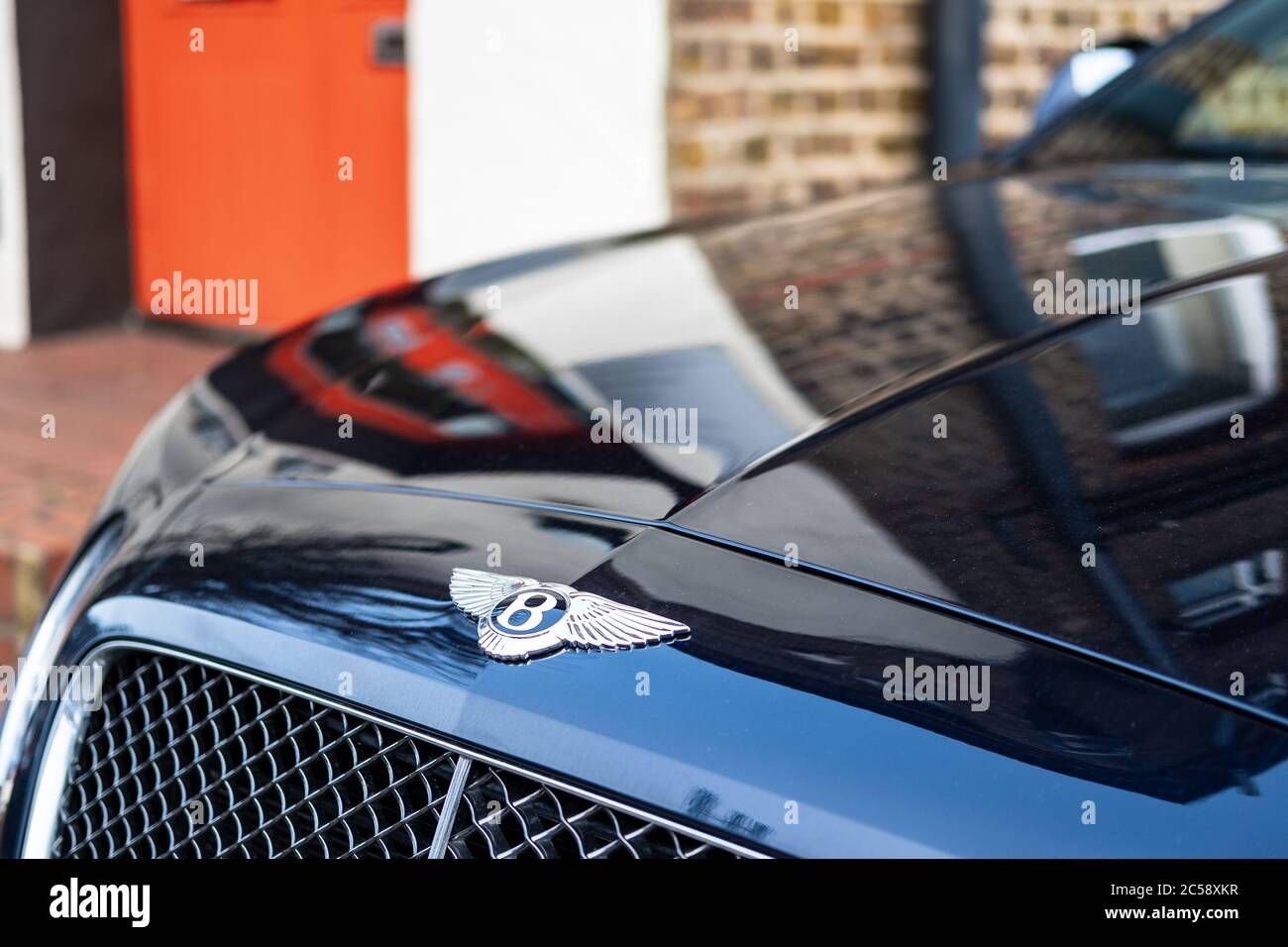 Nahaufnahme eines neu gelieferten, luxuriösen britischen Sportwagens auf einem privaten Parkplatz. Stockfoto