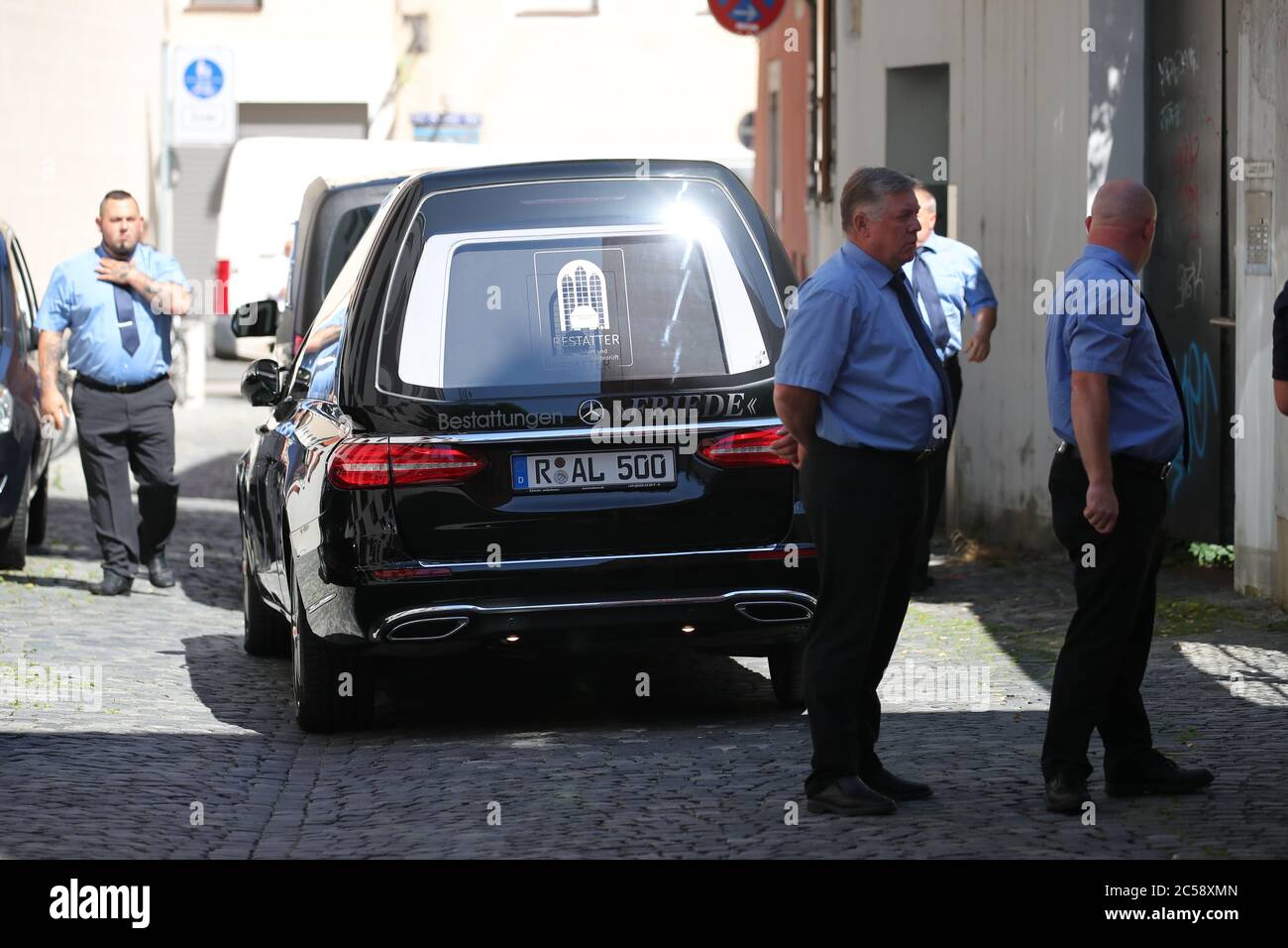 Regensburg, Deutschland. Juli 2020. Das Fahrzeug eines Bestattungsleiters fährt rückwärts in den Hof des Hauses von Georg Ratzinger, dem ehemaligen Regensburger Domkapellmeister, Leiter der Regensburger Domspatzen und älteren Bruder des emeritierten Papstes Benedikt XVI. Georg Ratzinger ist gestorben. Quelle: Daniel Karmann/dpa/Alamy Live News Stockfoto