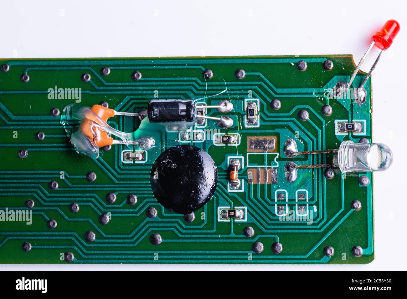 Elektronikkarte mit Dioden. Löten von elektronischen Komponenten. Teil des Deals. Integrierte Schaltungen und Dioden. Stockfoto