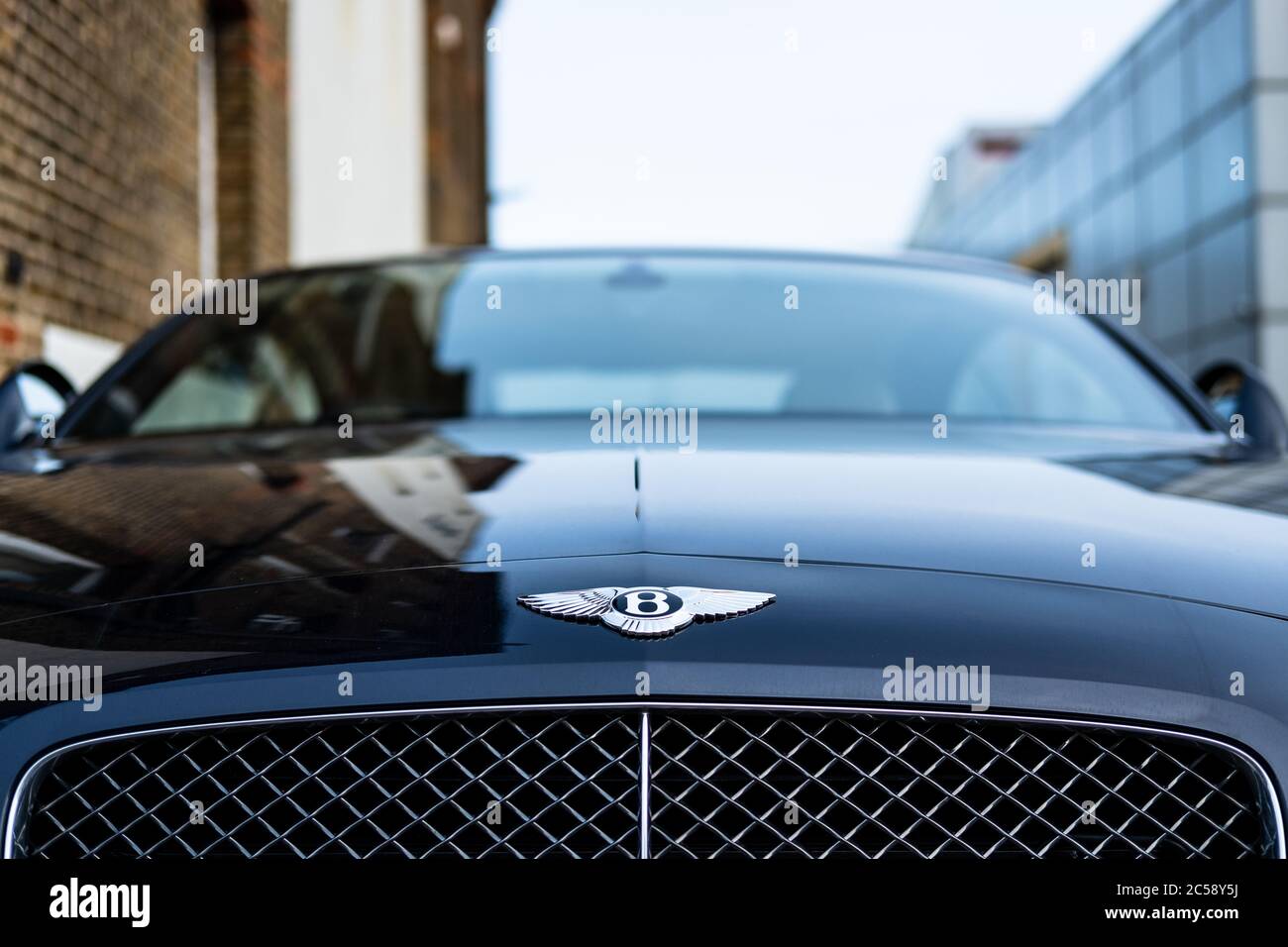 Lose-up, flacher Fokus eines berühmten, Luxus britischen Auto-Logo, auf der Vorderseite eines neuen, zweitürigen Sportwagen gesehen. Stockfoto