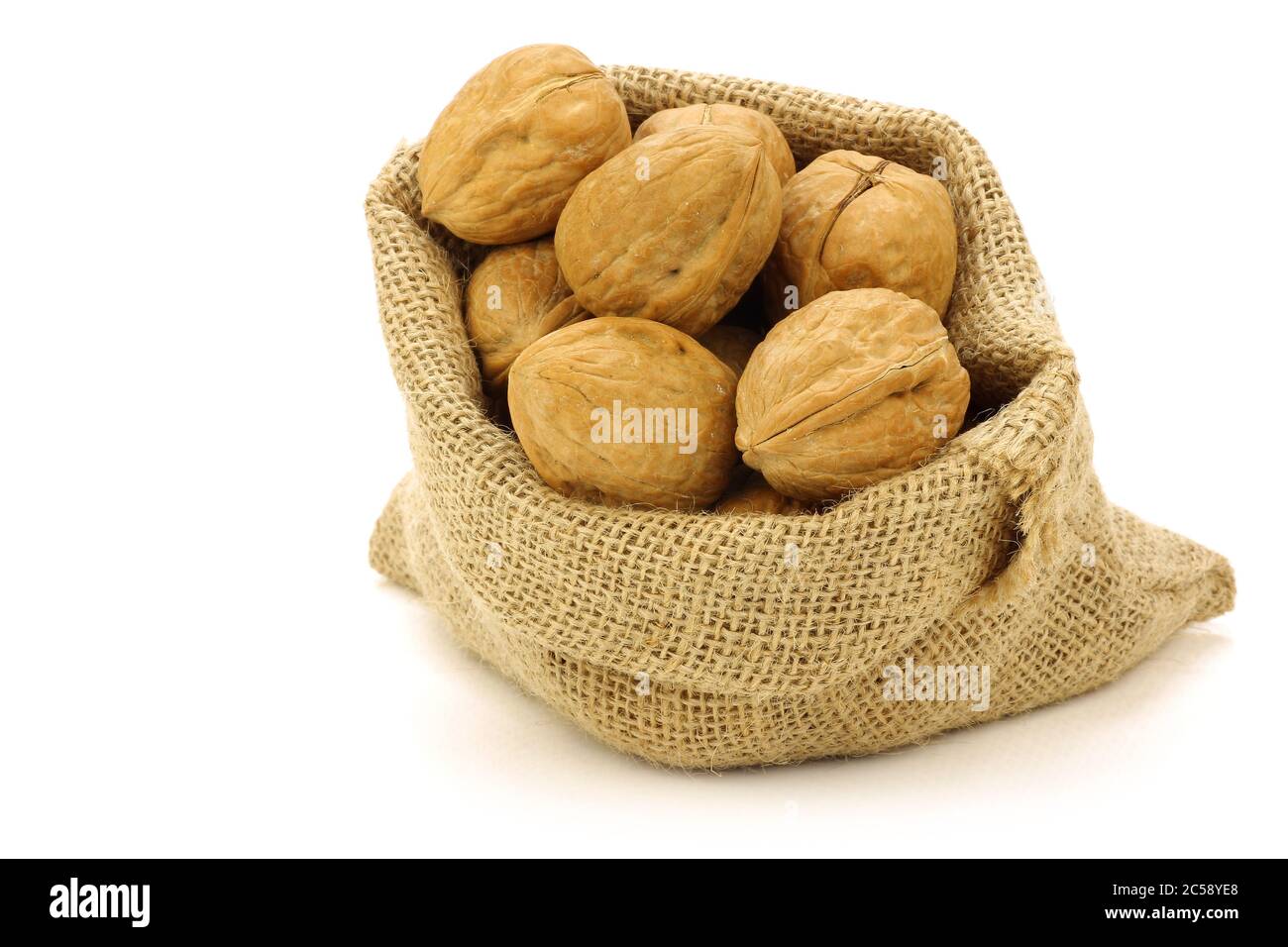 Frische Walnüsse in einem Sackleinen e auf weißem Hintergrund Stockfoto