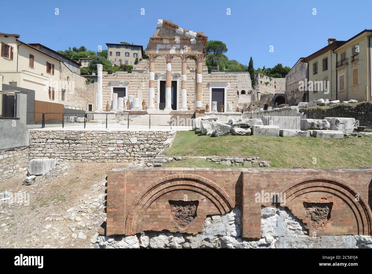 Das Capitolium oder Tempio Capitolino ist ein römischer Tempel in Brescia auf der Piazza del Foro, entlang der Via dei Musei, dem Kern des alten römischen Brixia. Stockfoto