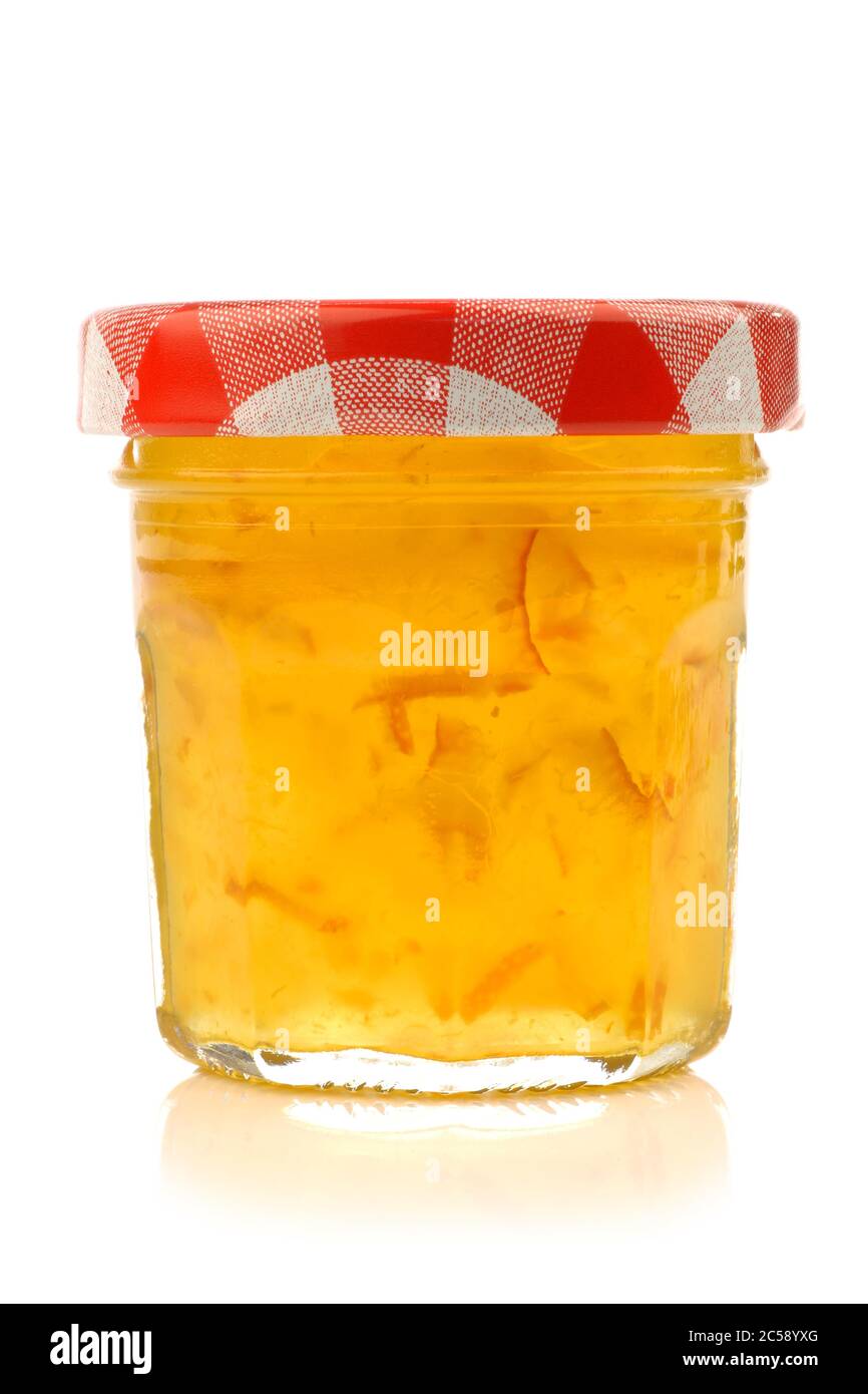 Glasglas mit Marmelade mit Platz für Ihr Etikett, Text oder Bilder auf weißem Hintergrund Stockfoto
