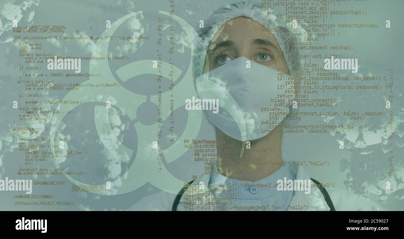 Gefahrensymbol und Datenverarbeitung gegen Arzt mit Gesichtsmaske Stockfoto