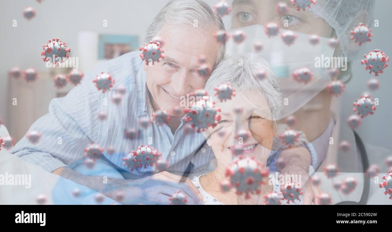Covid-19 Zellen gegen Arzt mit Gesichtsmaske und ältere Paare umarmen sich gegenseitig Stockfoto