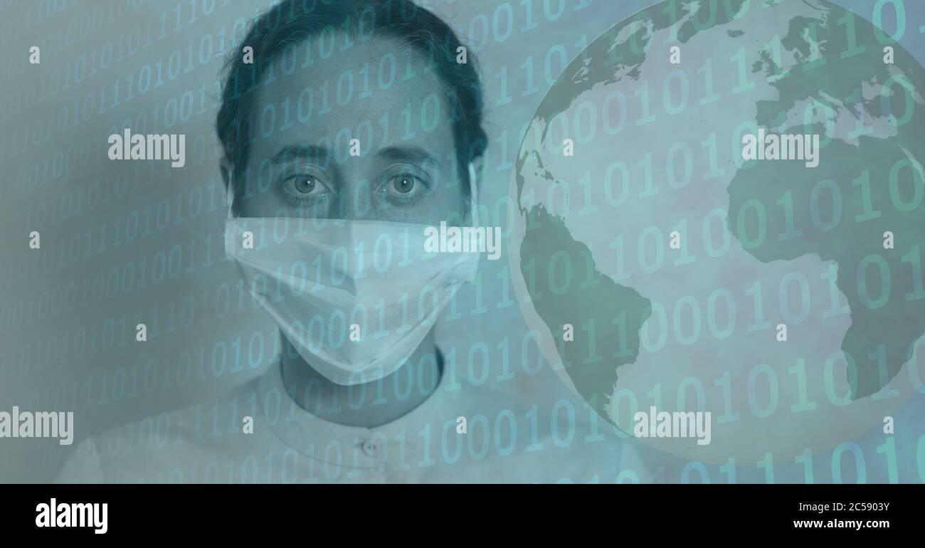 Datenverarbeitung und Globus gegen Frau trägt Gesichtsmaske Stockfoto