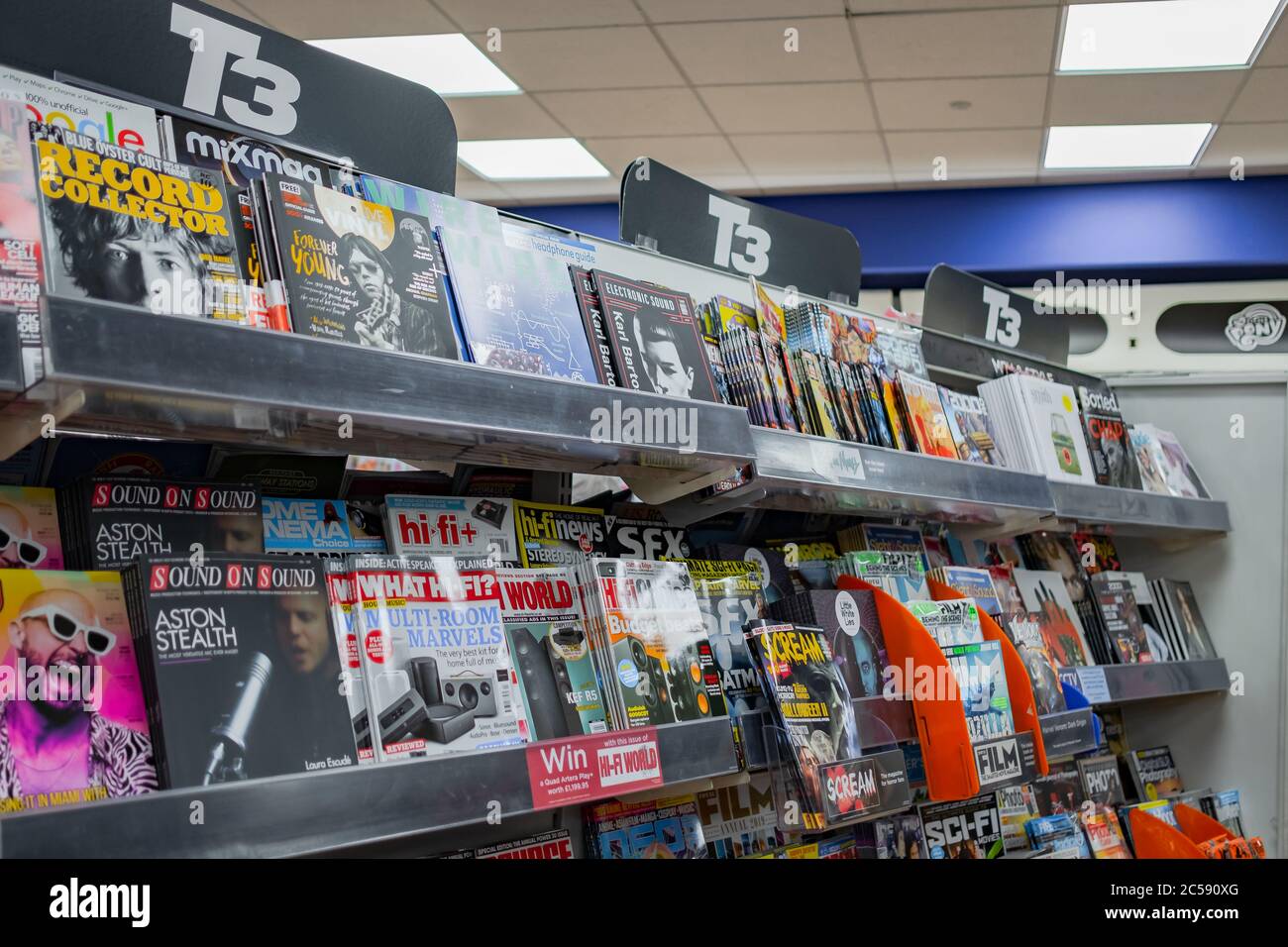 Detailansicht eines gut sortierten Zeitschriftenregals in einem bekannten Geschäft. Stockfoto