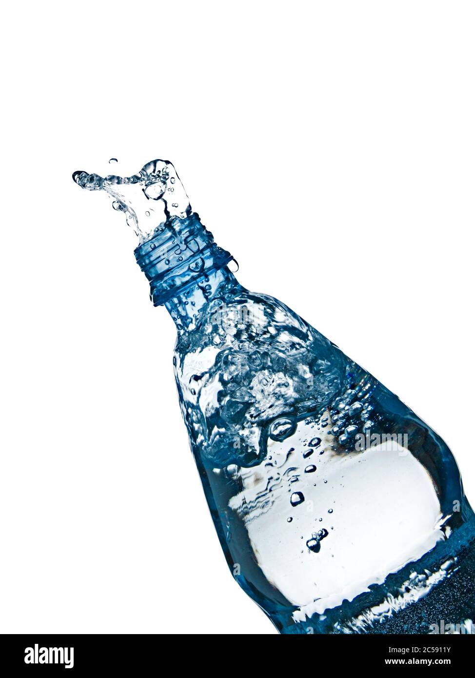 Mineralwasser, das aus einer Flasche spritzt Stockfoto