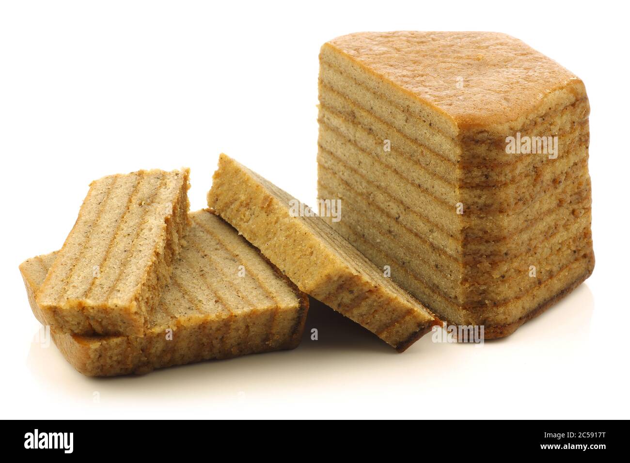 Indonesische geschichtete Kuchen namens "spekkoek" auf weißem Hintergrund Stockfoto