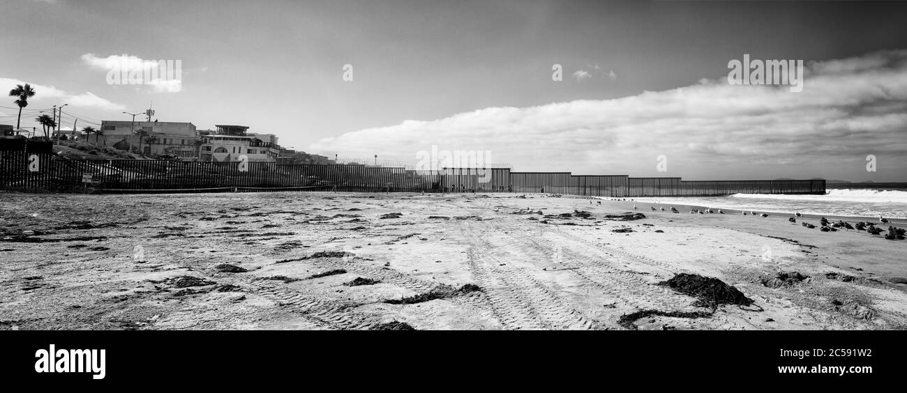Dies ist die Grenzmauer zwischen den USA und Mexiko; das ist die USA militarisierte Seite, auf der anderen Seite der Strand und die Restaurants von Tijuana. Stockfoto